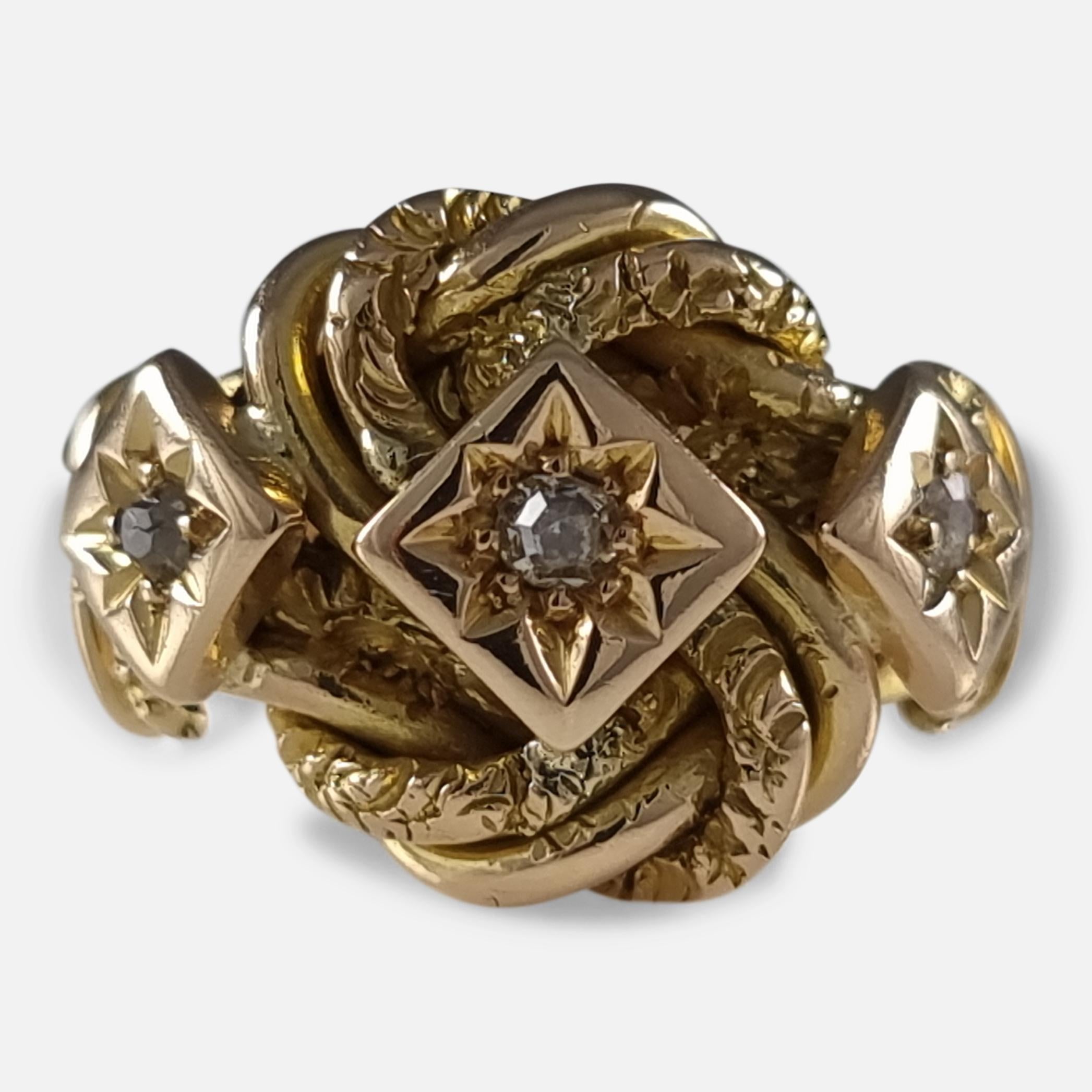 Ein Ring aus 18 Karat Gelbgold und Diamanten mit Knoten. Der Ring ist mit drei abgestuften Altschliff-Diamanten in Sternfassung auf einer gravierten Knotenfassung mit geriffelten Schultern und glattem Band besetzt.

Der Ring ist im Vereinigten
