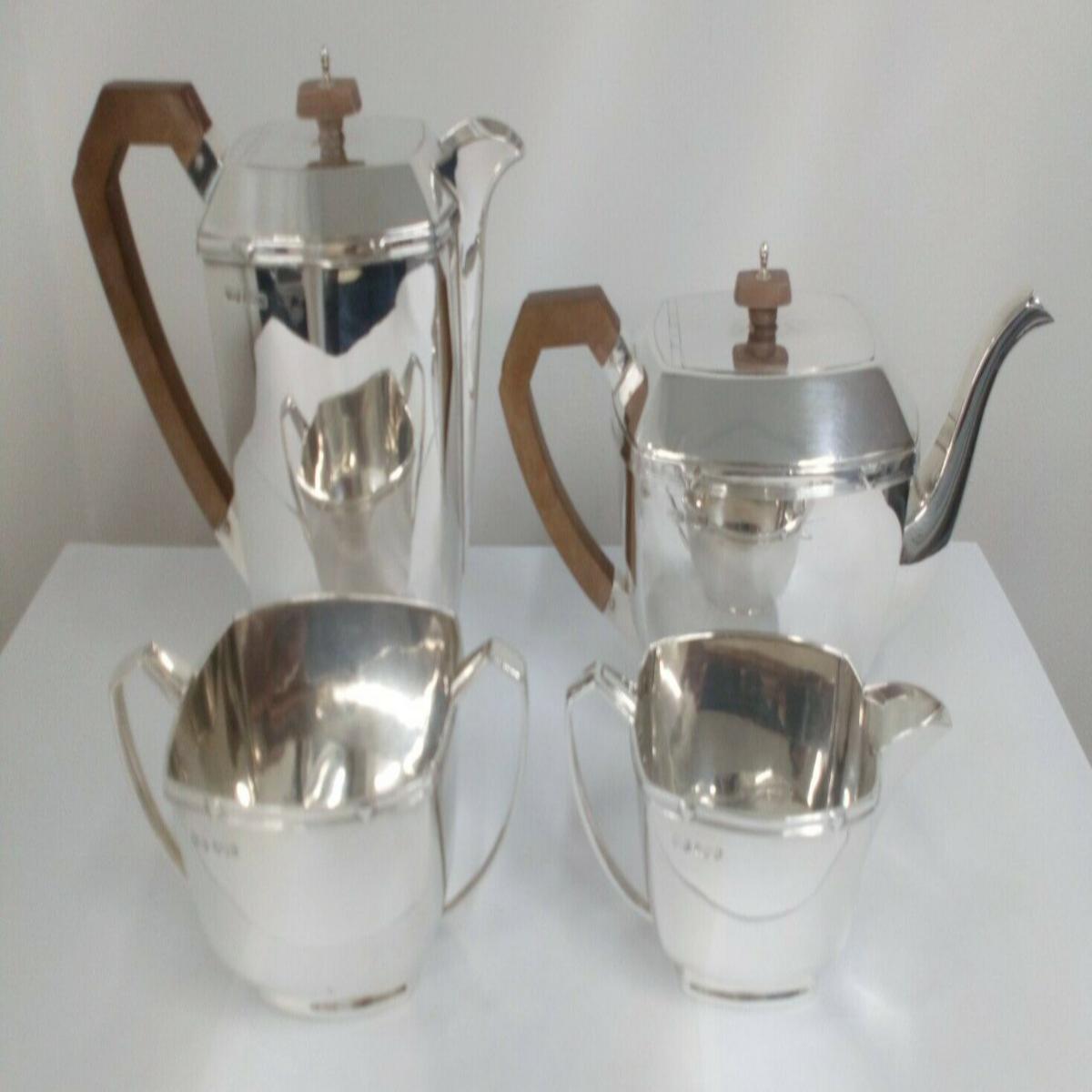 George V Art Deco Four-Piece Sterling Silver Tea Service

A fine vintage George V English sterling silver four-piece tea and coffee service in the Art Deco style.This exceptional tea set consists of a coffee/water jug, teapot, cream jug and sugar