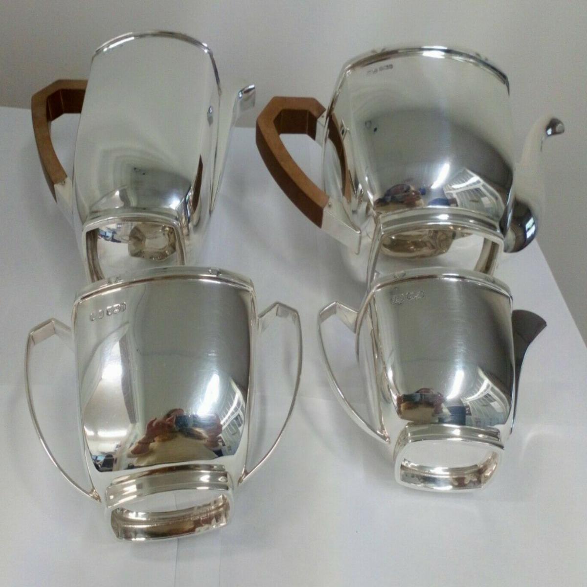 George V Art Deco Four-Piece Sterling Silver Tea Service In Good Condition For Sale In London, GB