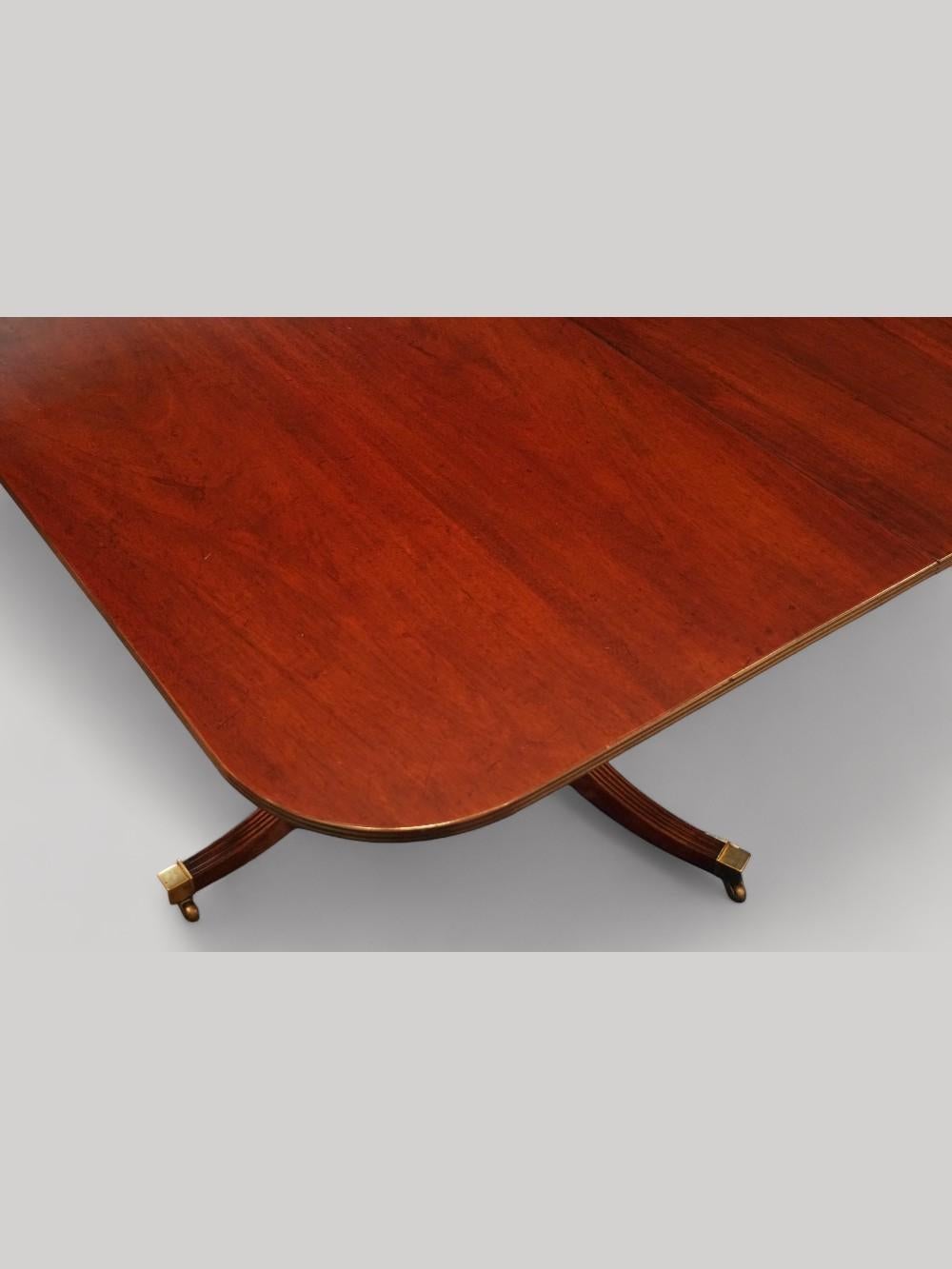 George V mahogany pedestal dining table
This George V mahogany pedestal dining table was made circa 1930 in a top workshop.
It is in the high-Georgian style that has been popular for 250 years.
These dining tables are fantastic as you can get so