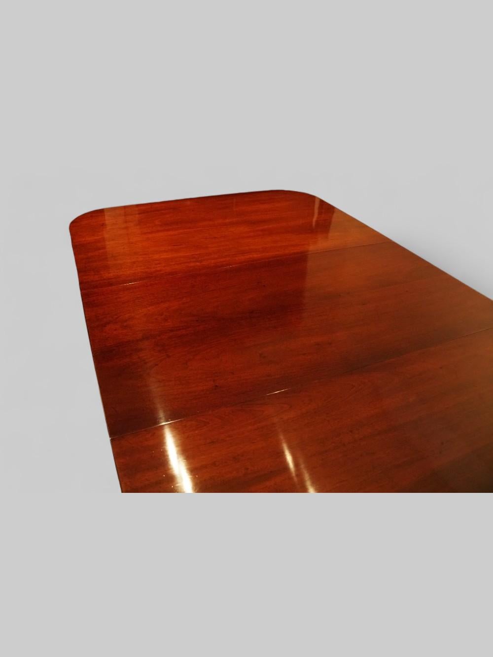 English George V mahogany twin pedestal dining table For Sale