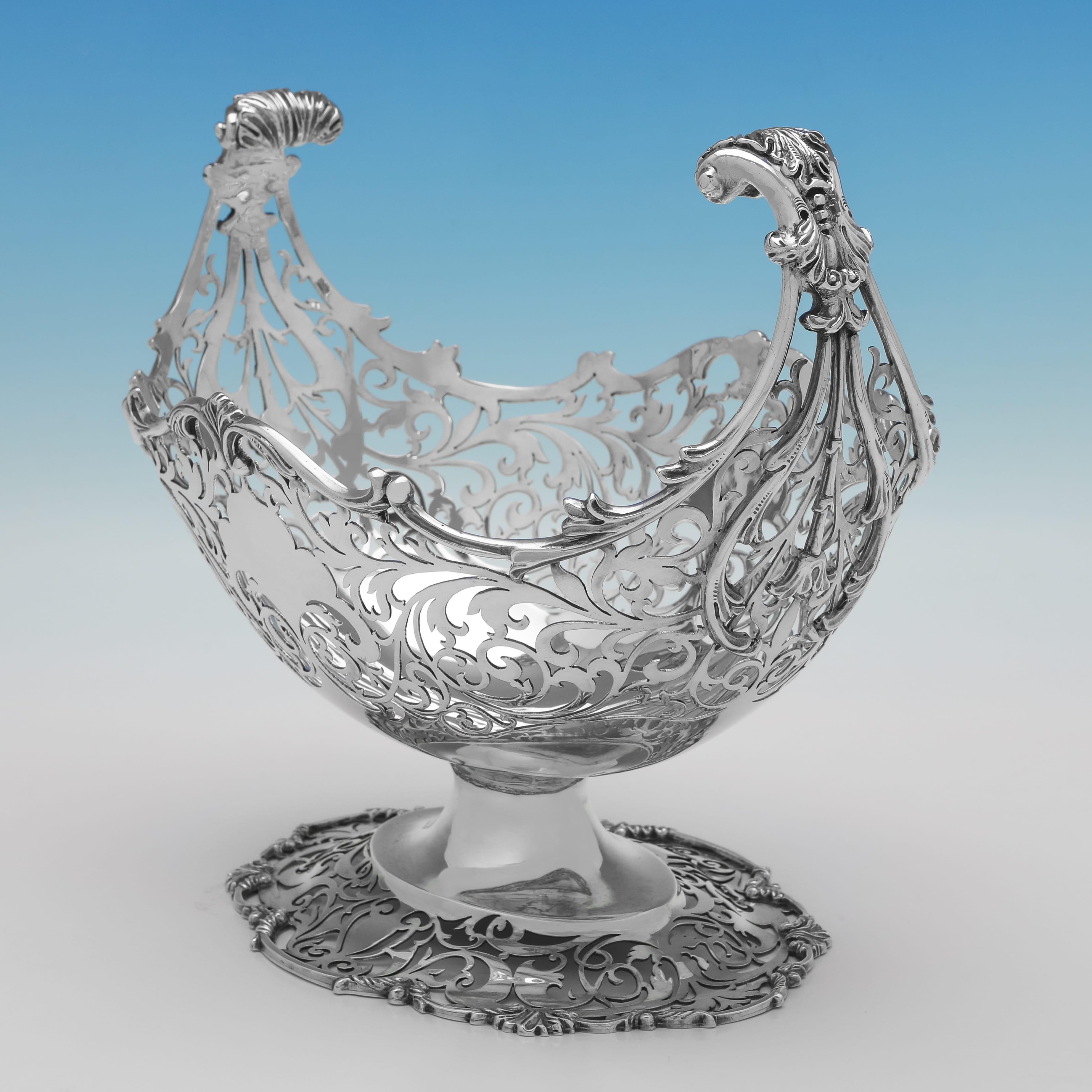Con marchio a Londra nel 1912 da Jackson & Fullerton, questo attraente piatto in argento antico di epoca edoardiana ha una forma ovale e presenta decorazioni traforate e bordi fusi. 
Il piatto misura 9