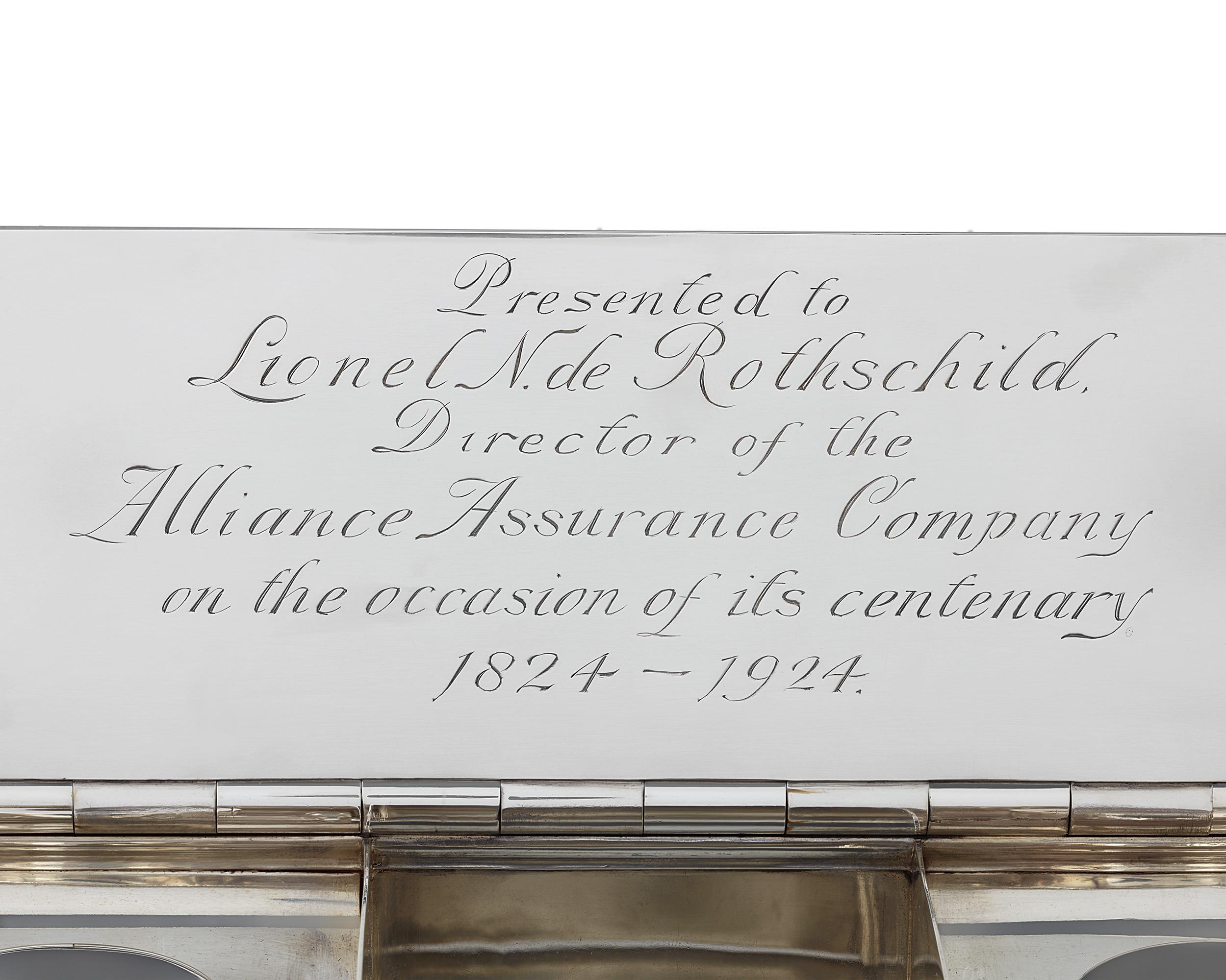Dieses fachmännisch gefertigte George V Presentation Tintenfass wurde Lionel de Rothschild zum hundertjährigen Bestehen der Alliance Assurance Company geschenkt. Das Werk wurde von dem bekannten Londoner Silberschmied Charles Comyns geschmiedet. Die