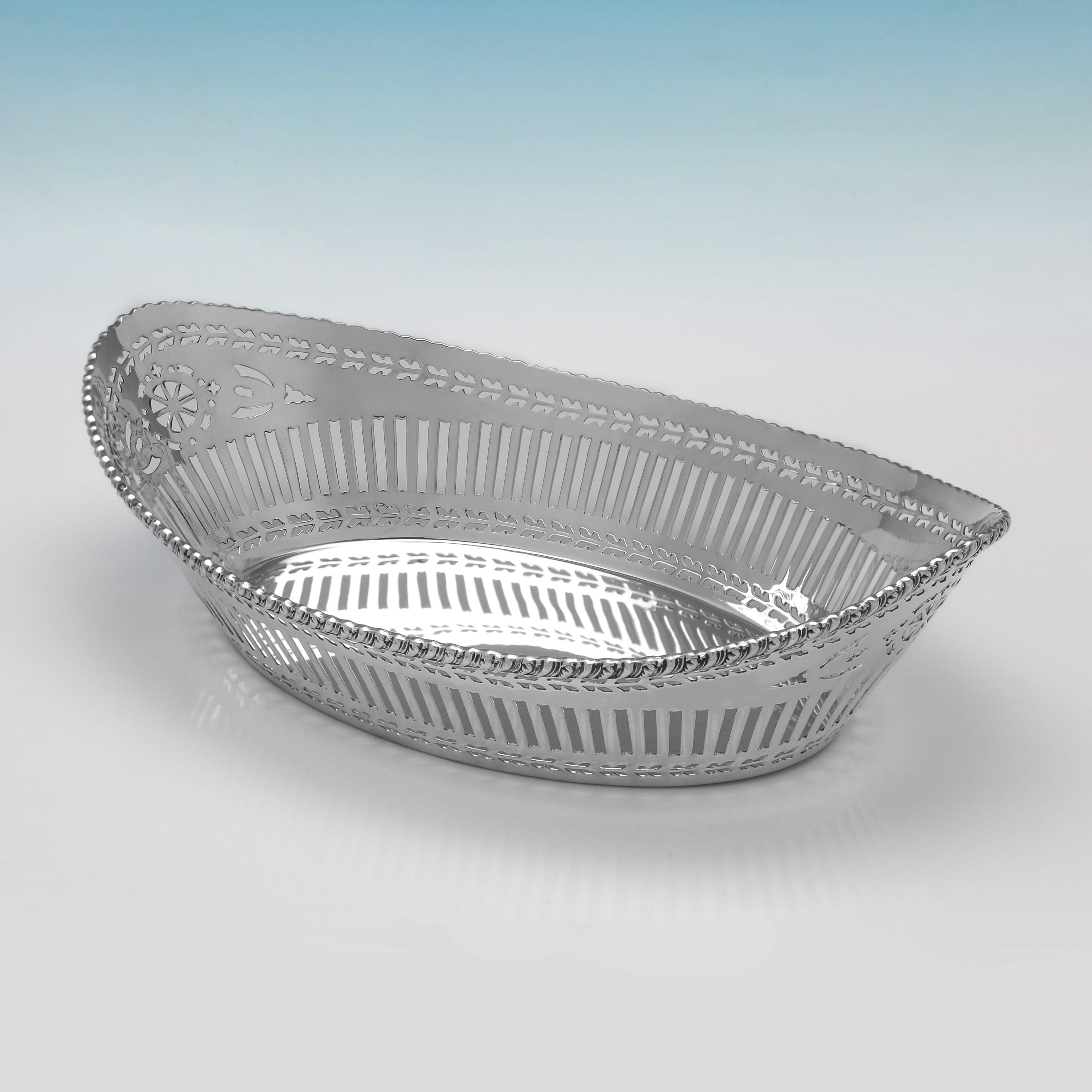 Édouardien Plat à pain en argent de George V Barker Brothers Chester 1916 en vente