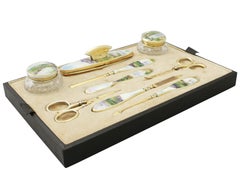 Set da toilette in argento sterling di Giorgio V con vetro tagliato e smalto guilloché 1927