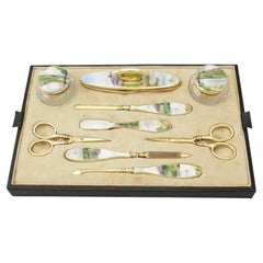 Set da toilette in argento sterling di Giorgio V con vetro tagliato e smalto guilloché 1927