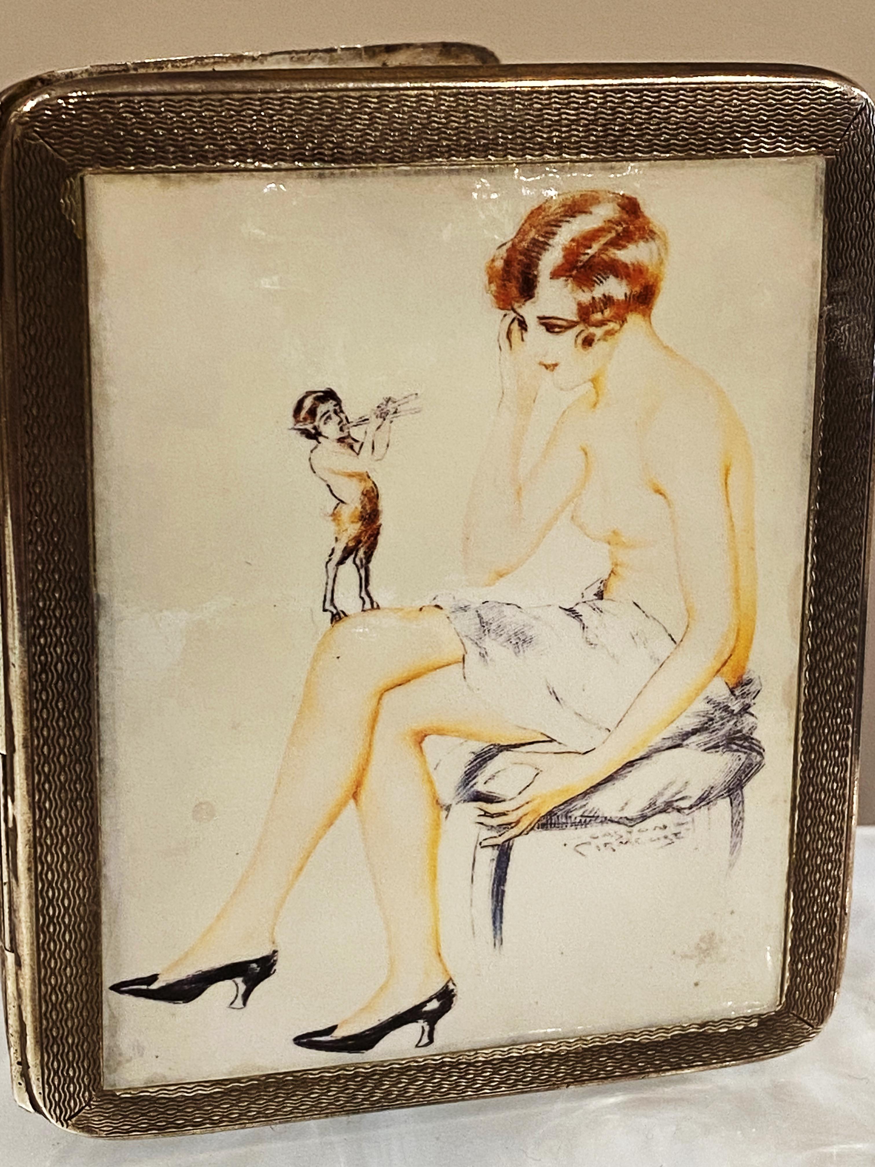 Portasigarette rettangolare in argento sterling e smalto George V.I.I.

Marchiato Chester, 1936, W.H. H. Tandy & Sons

Illustra una donna seduta con una piccola figura di Pan sulle ginocchia, 
firmato Gaston Cirmeuse, 
circondato da una raffinata