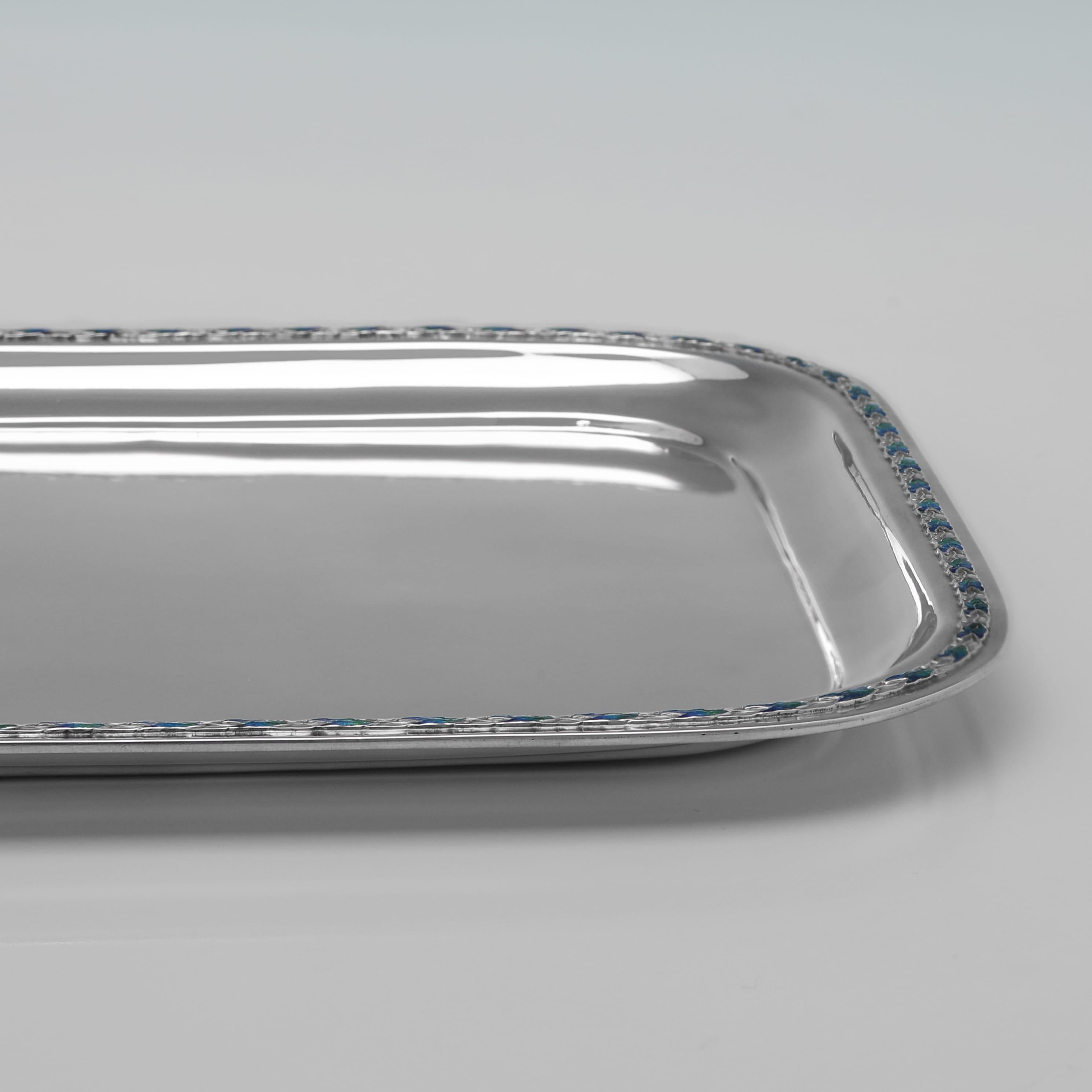 Arts and Crafts Vassoio da toeletta in argento sterling e smalto di Liberty & Co. di Giorgio V - 1924 in vendita