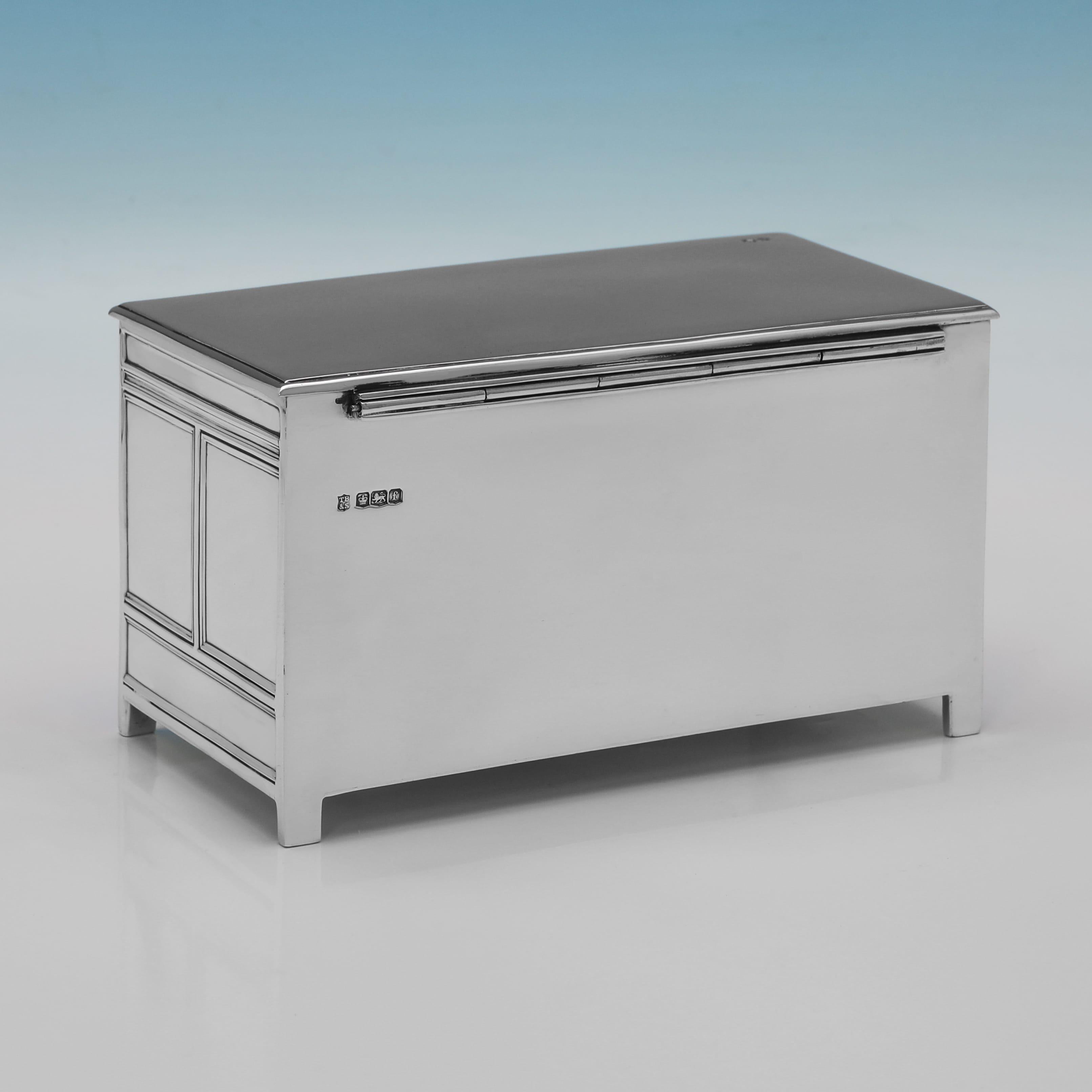 Anglais George V Sterling Silver Jewellery Box by Thomas Bradbury & Sons made in 1923 en vente