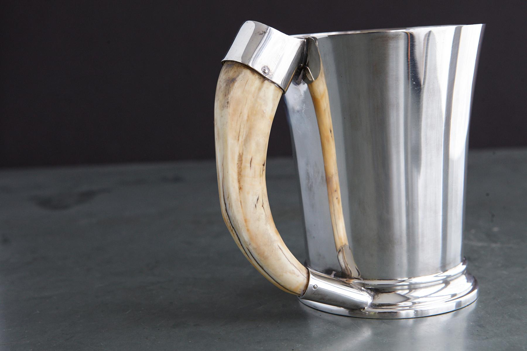 Inglese Tazza in argento sterling George V con manico a zanna di cinghiale, Hukin and Heath in vendita