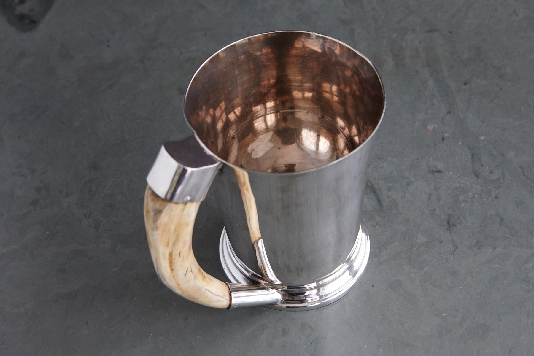 Fatto a mano Tazza in argento sterling George V con manico a zanna di cinghiale, Hukin and Heath in vendita