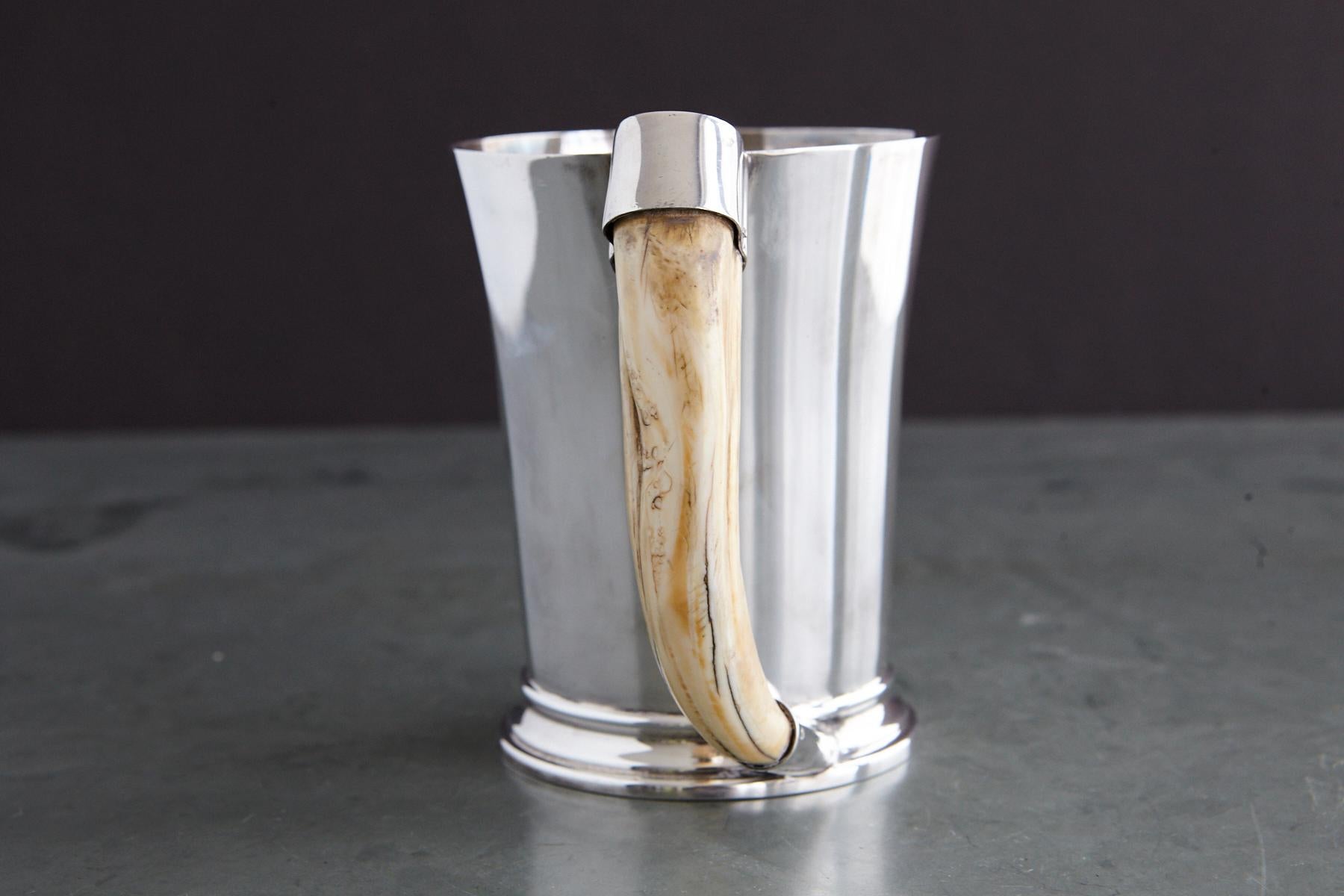 XX secolo Tazza in argento sterling George V con manico a zanna di cinghiale, Hukin and Heath in vendita