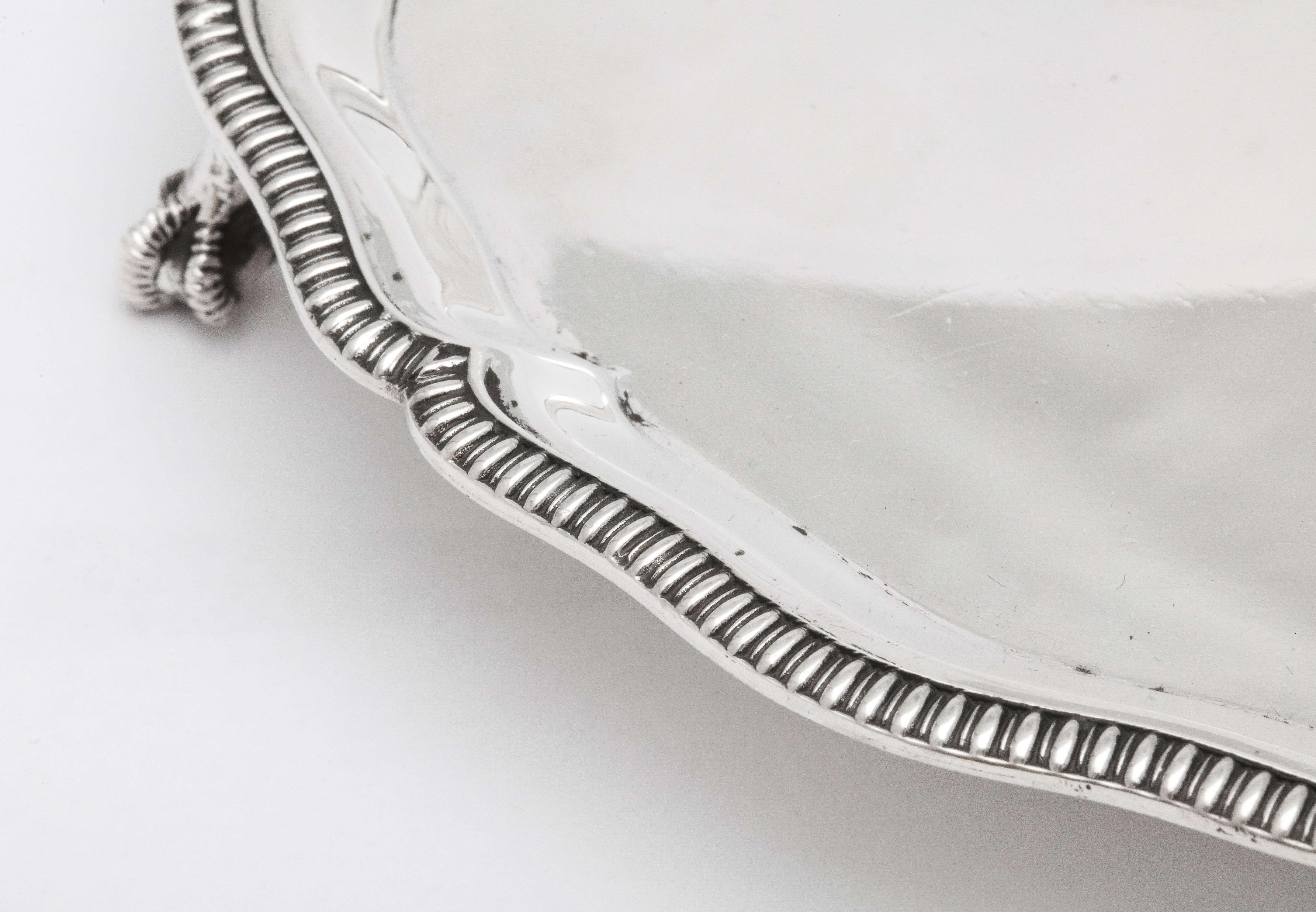 Salvilla con patas de plata de ley Jorge V de Mappin & Webb en venta 4