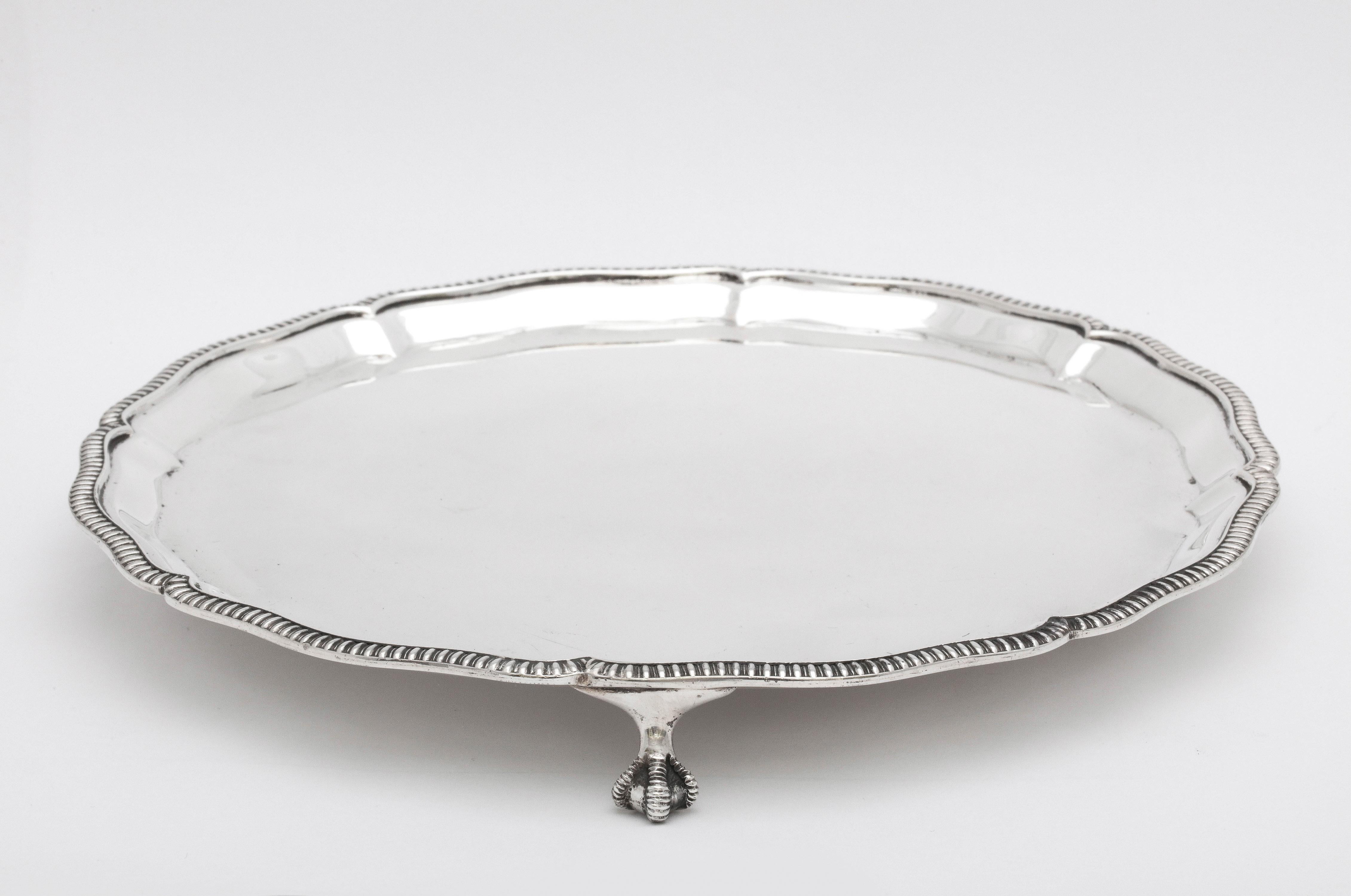 Sterlingsilber-Tablett mit Pfotenfuß von Mappin & Webb, George V. (Georgian) im Angebot