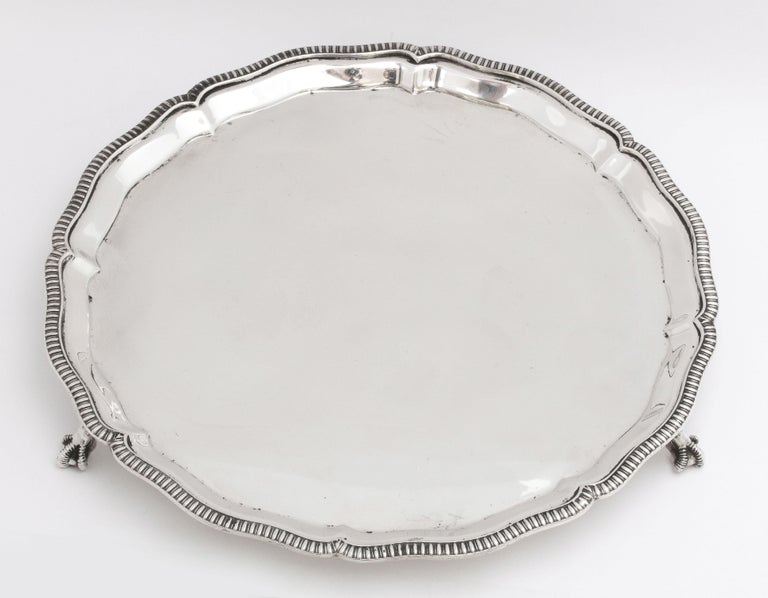 George V Sterling Silver Paw-Footed Salver by Mappin & Webb In Good Condition For Sale In New York, NY