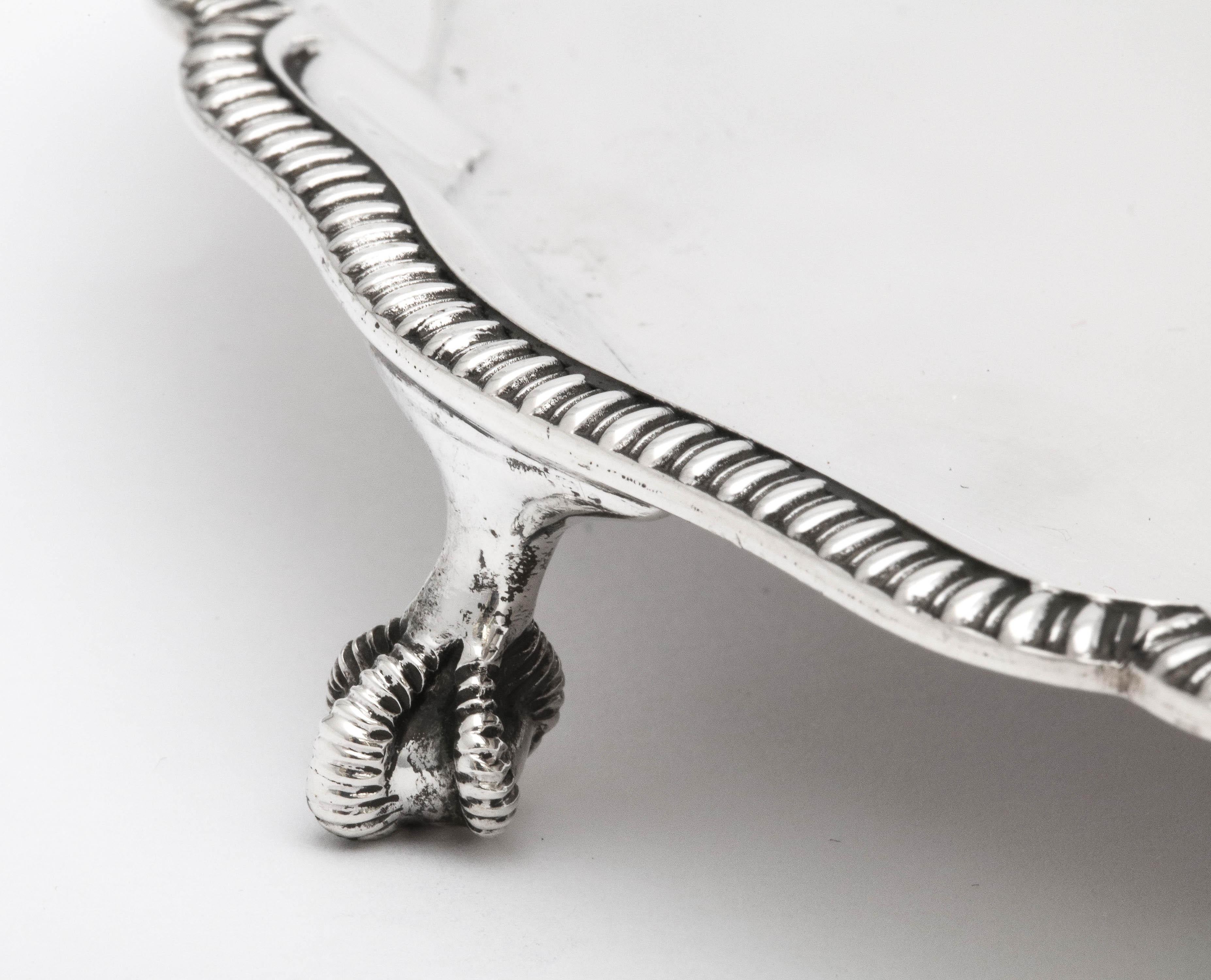 Salvilla con patas de plata de ley Jorge V de Mappin & Webb mediados del siglo XX en venta