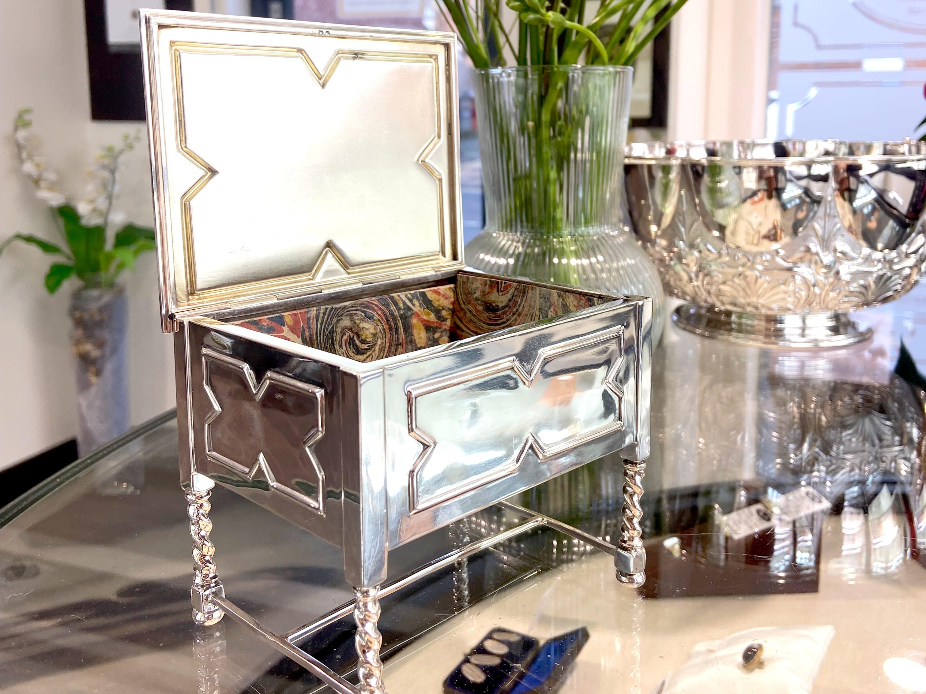 An exceptional, fine and impressive antique George V English sterling silver trinket box in the form of a table; an addition to the ornamental silverware collection

This exceptional antique sterling silver trinket box has been modelled in the form