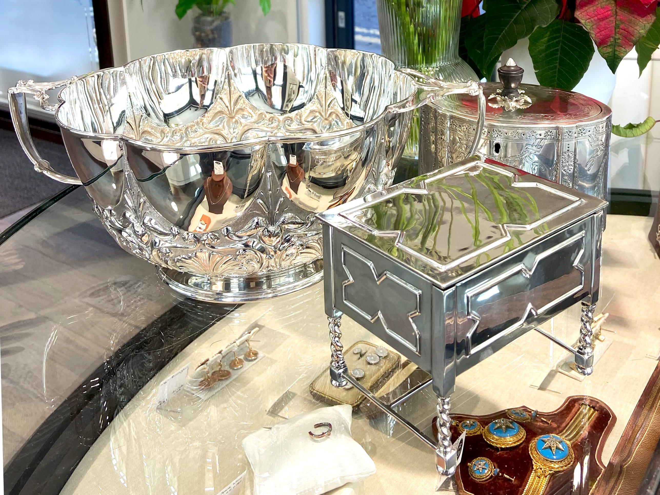 English George V Sterling Silver Table Trinket Box For Sale