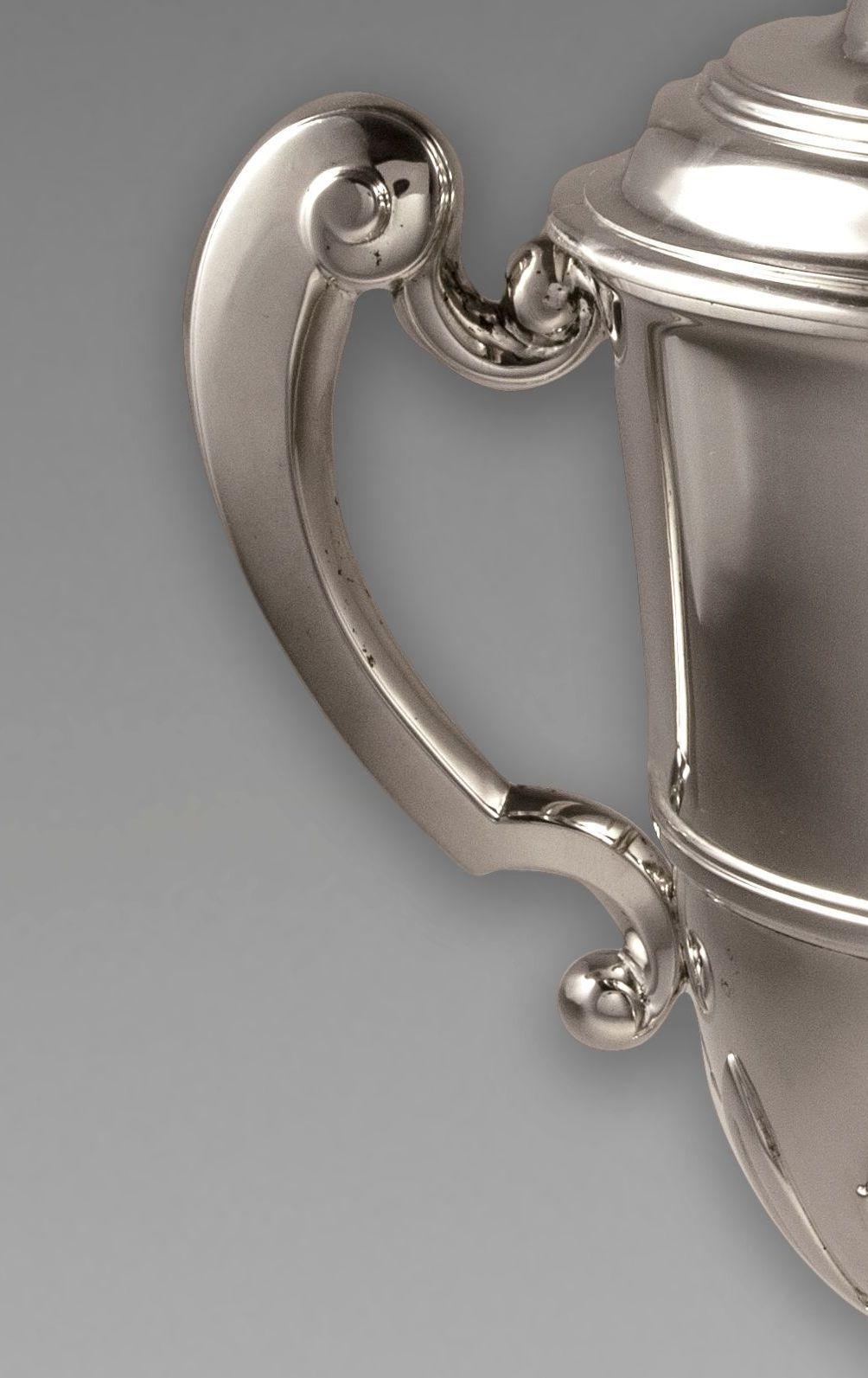 George V Sterling Silver Two Handled Trophy Cup and Cover In Good Condition For Sale In London, GB