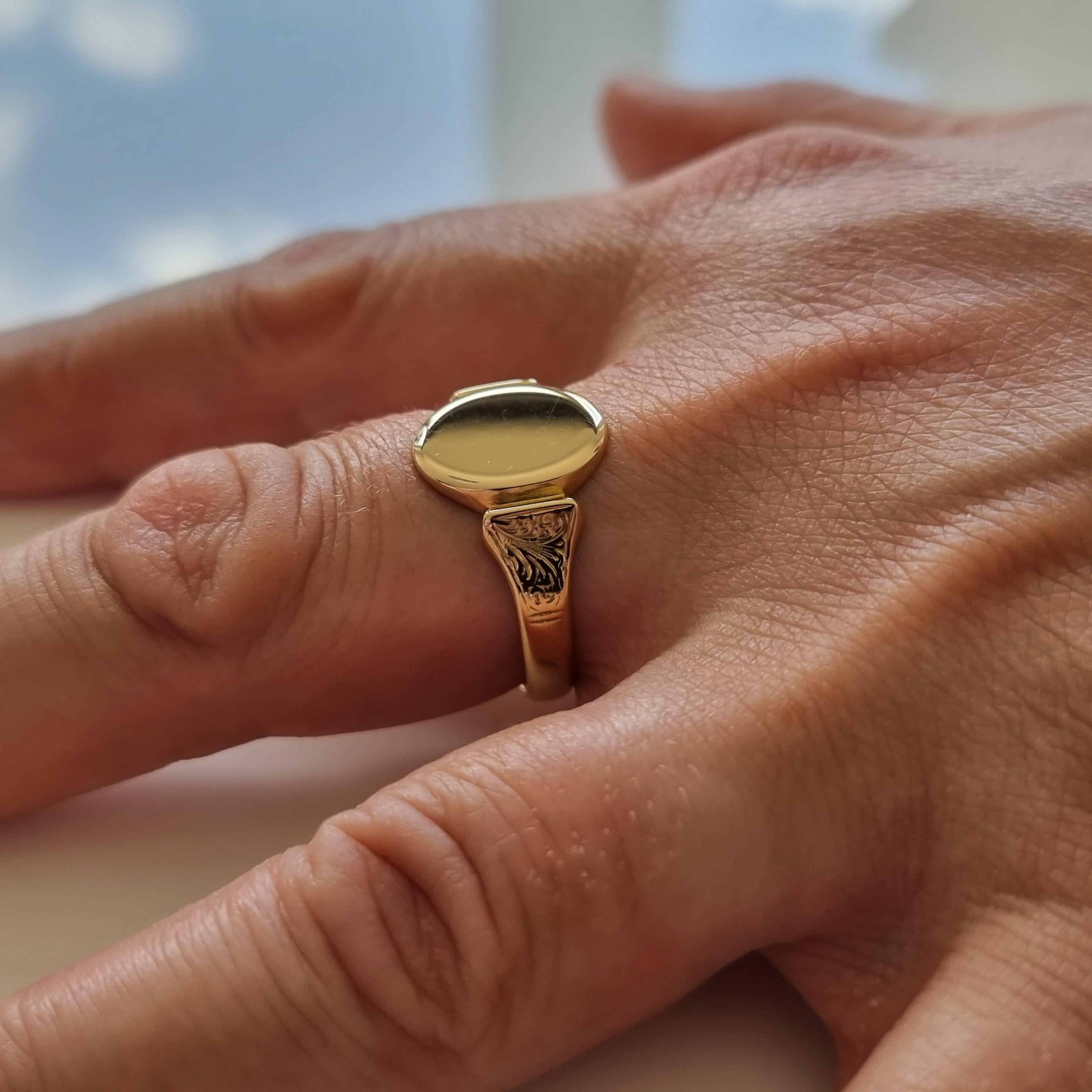 George VI 18 Carat Yellow Gold Signet Ring, 1940 For Sale 6
