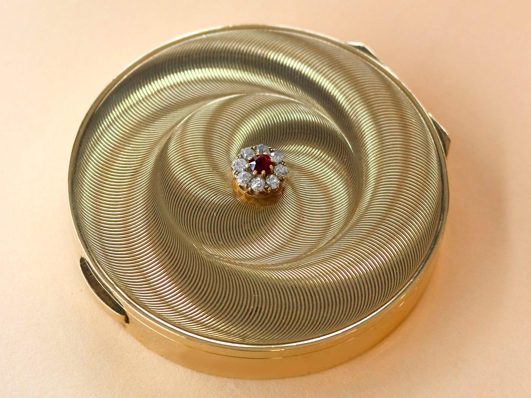George VI 9 Carat Yellow Gold Ruby and Diamond Powder/Mirror Compact by Cartier In Excellent Condition For Sale In Jesmond, Newcastle Upon Tyne