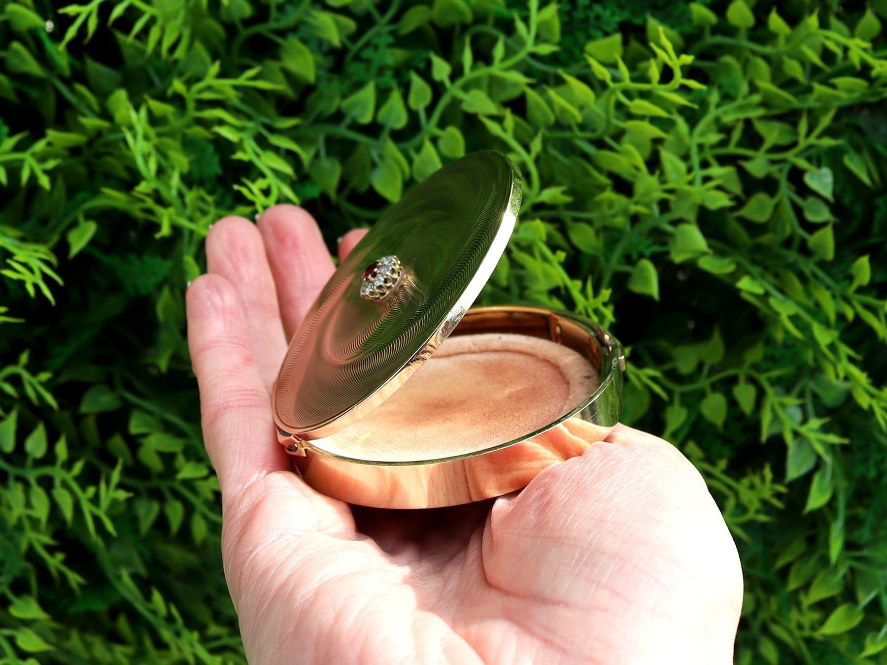 George VI 9 Carat Yellow Gold Ruby and Diamond Powder/Mirror Compact by Cartier In Excellent Condition For Sale In Jesmond, Newcastle Upon Tyne