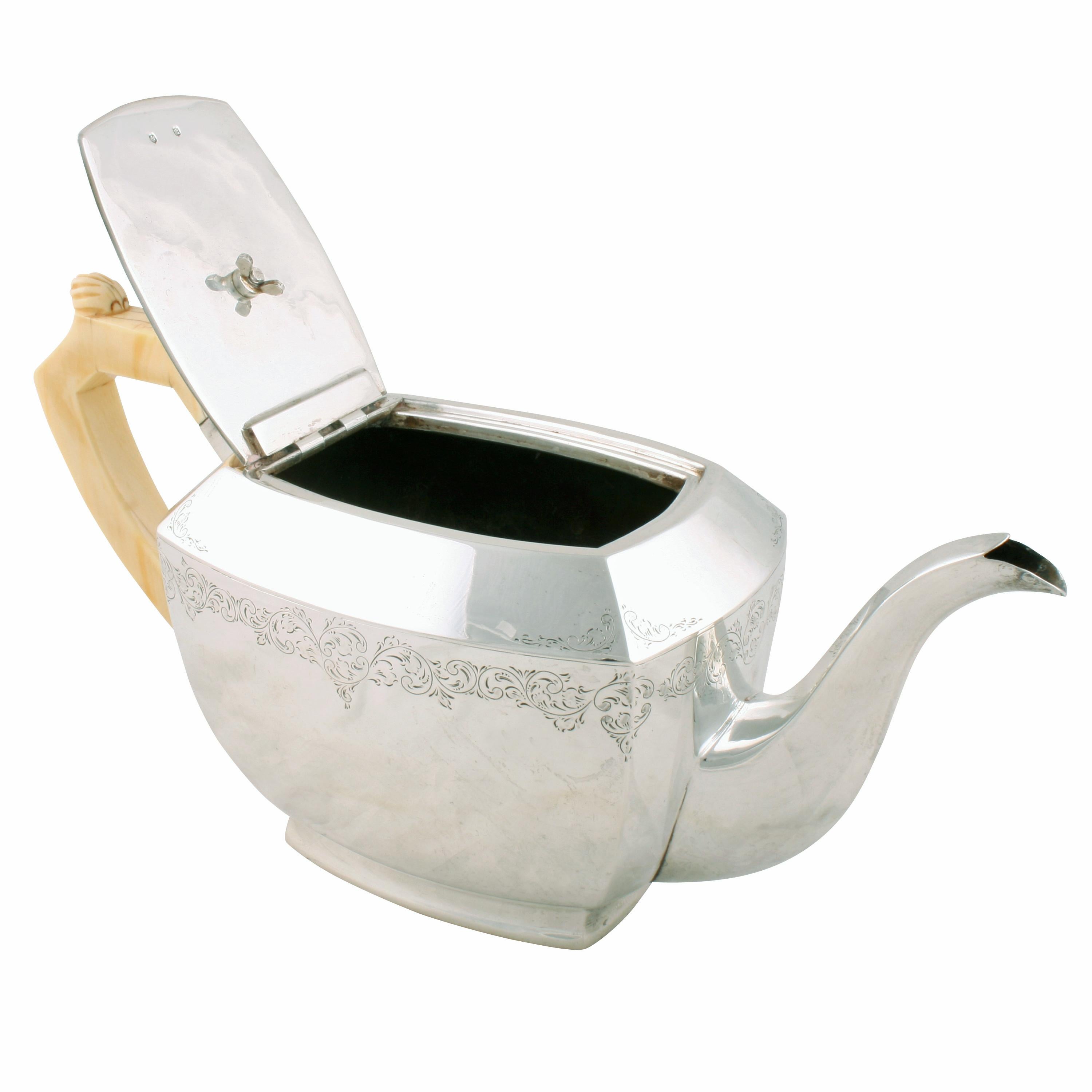 George VI Art Deco Sterling Silver Teapot In Good Condition For Sale In Newcastle Upon Tyne, GB