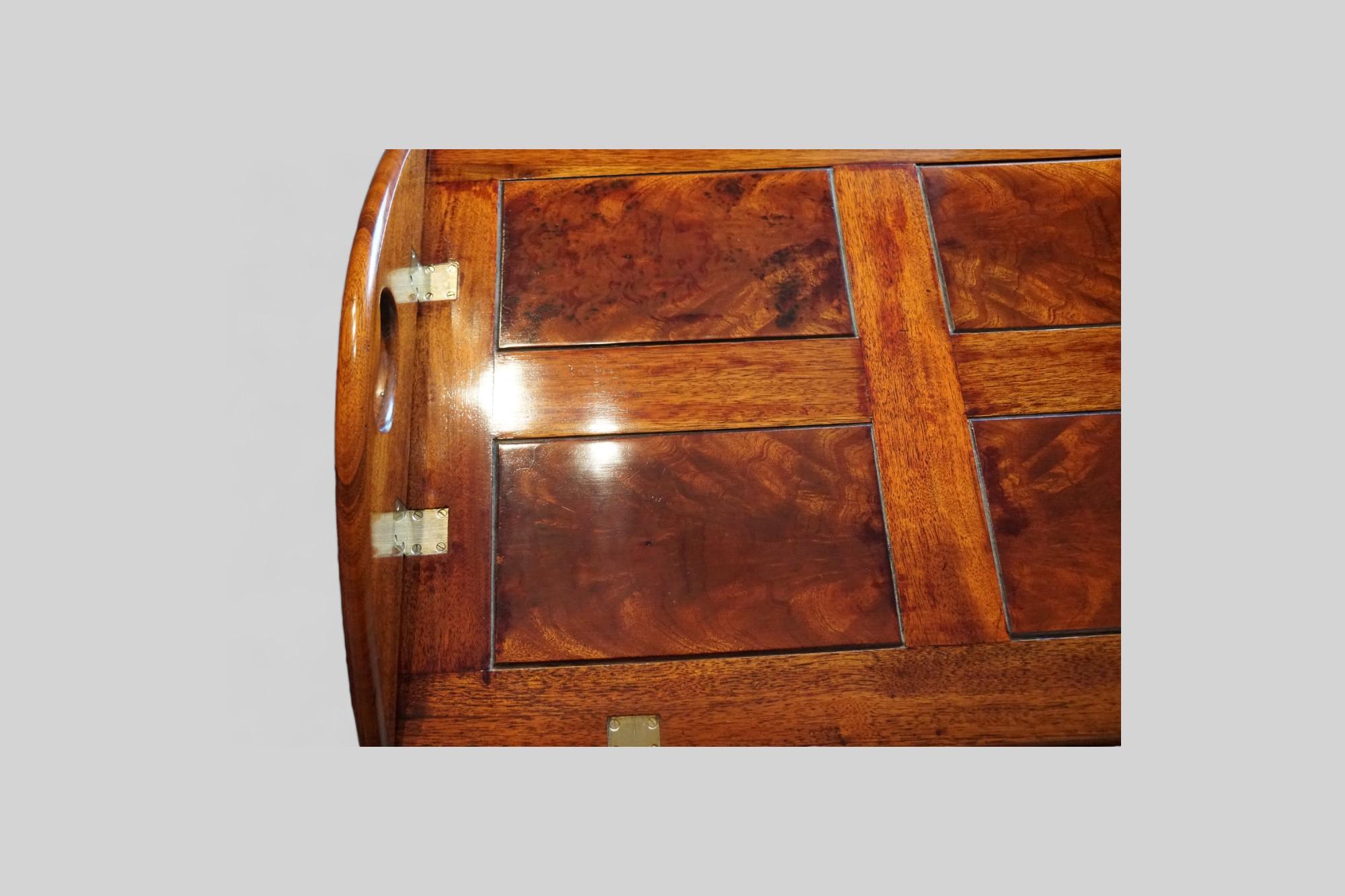 English George VI mahogany butlers tray on stand For Sale