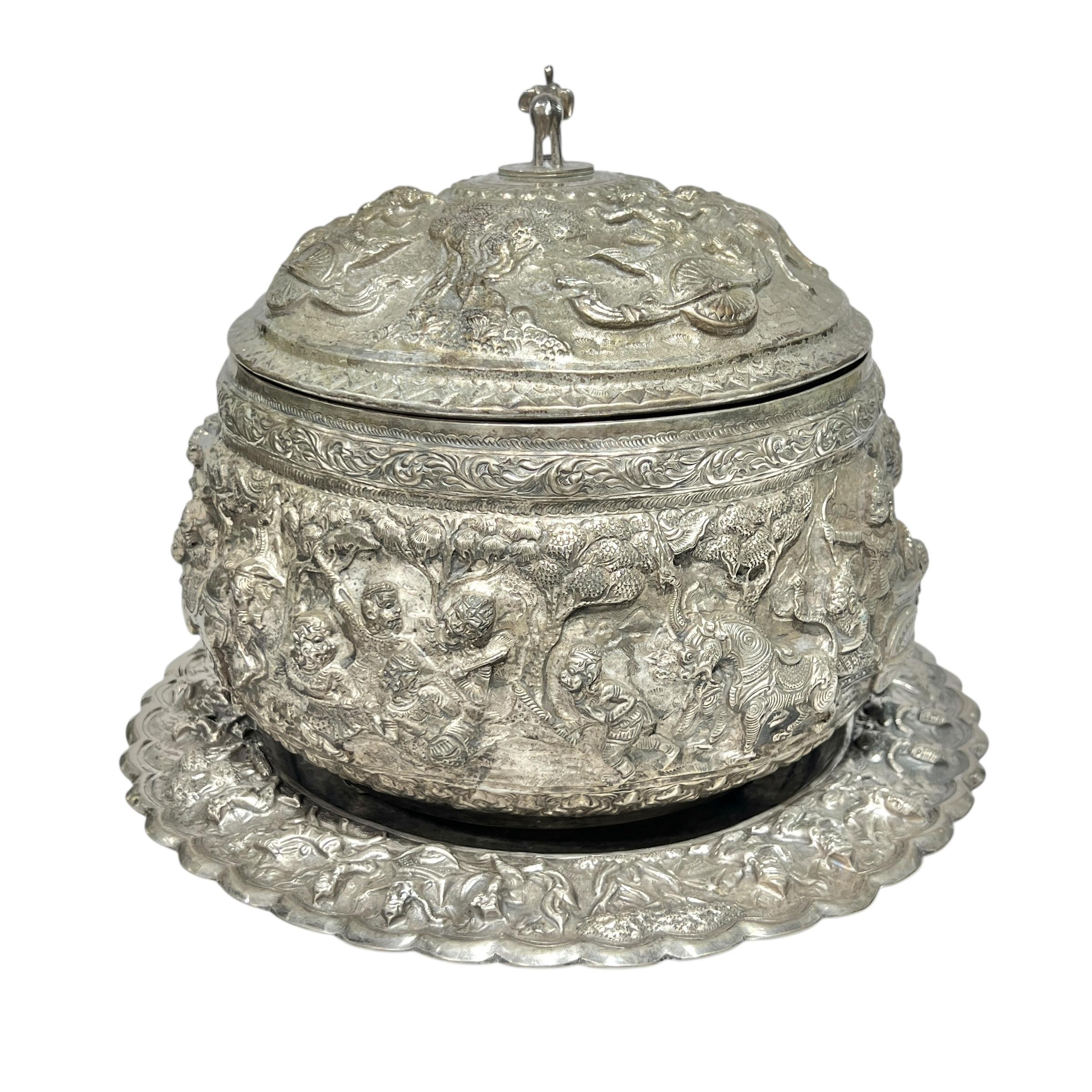 Anglo-indiano Ciotola e sottopiatto in argento Repousse di Giorgio VI in vendita