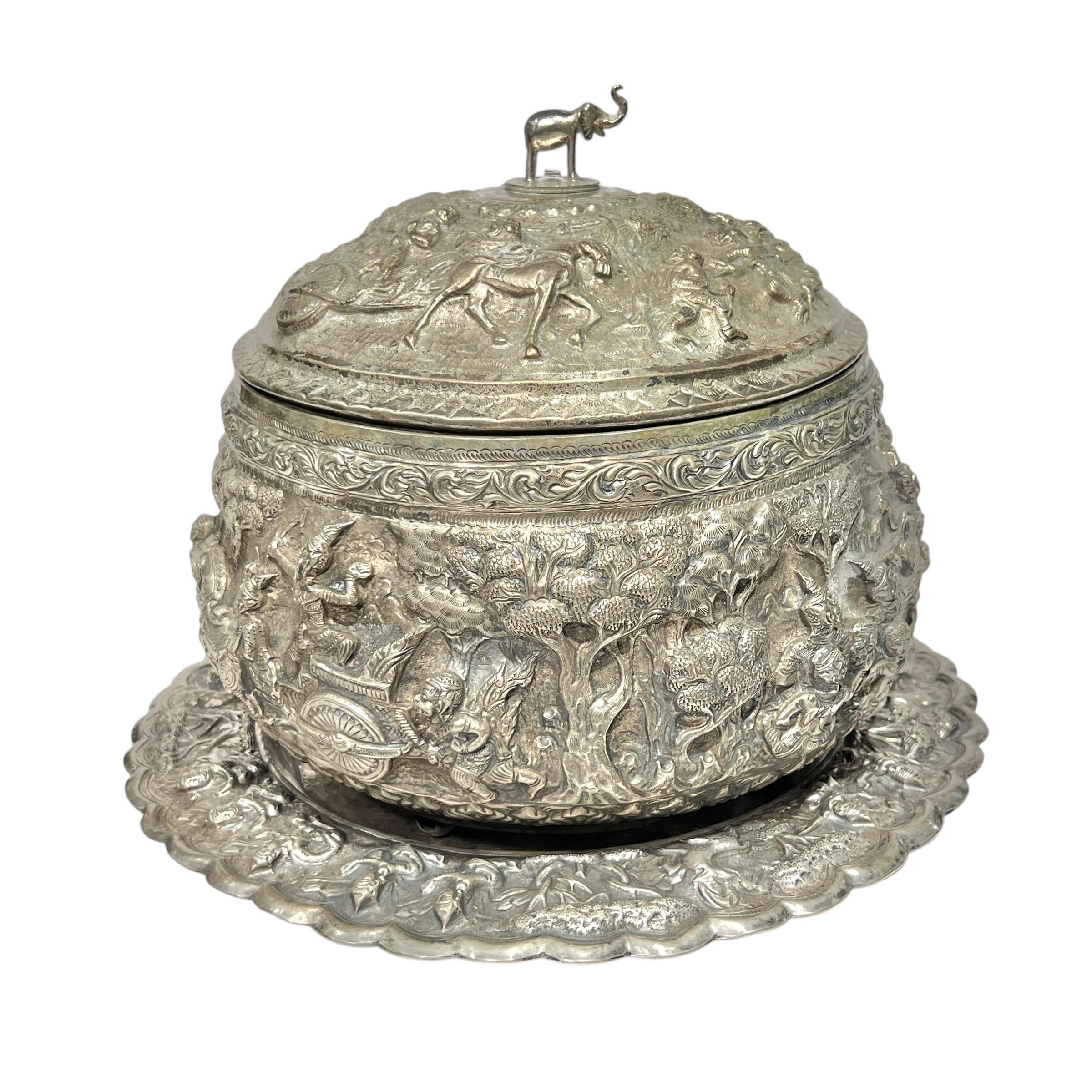 Birmano Ciotola e sottopiatto in argento Repousse di Giorgio VI in vendita