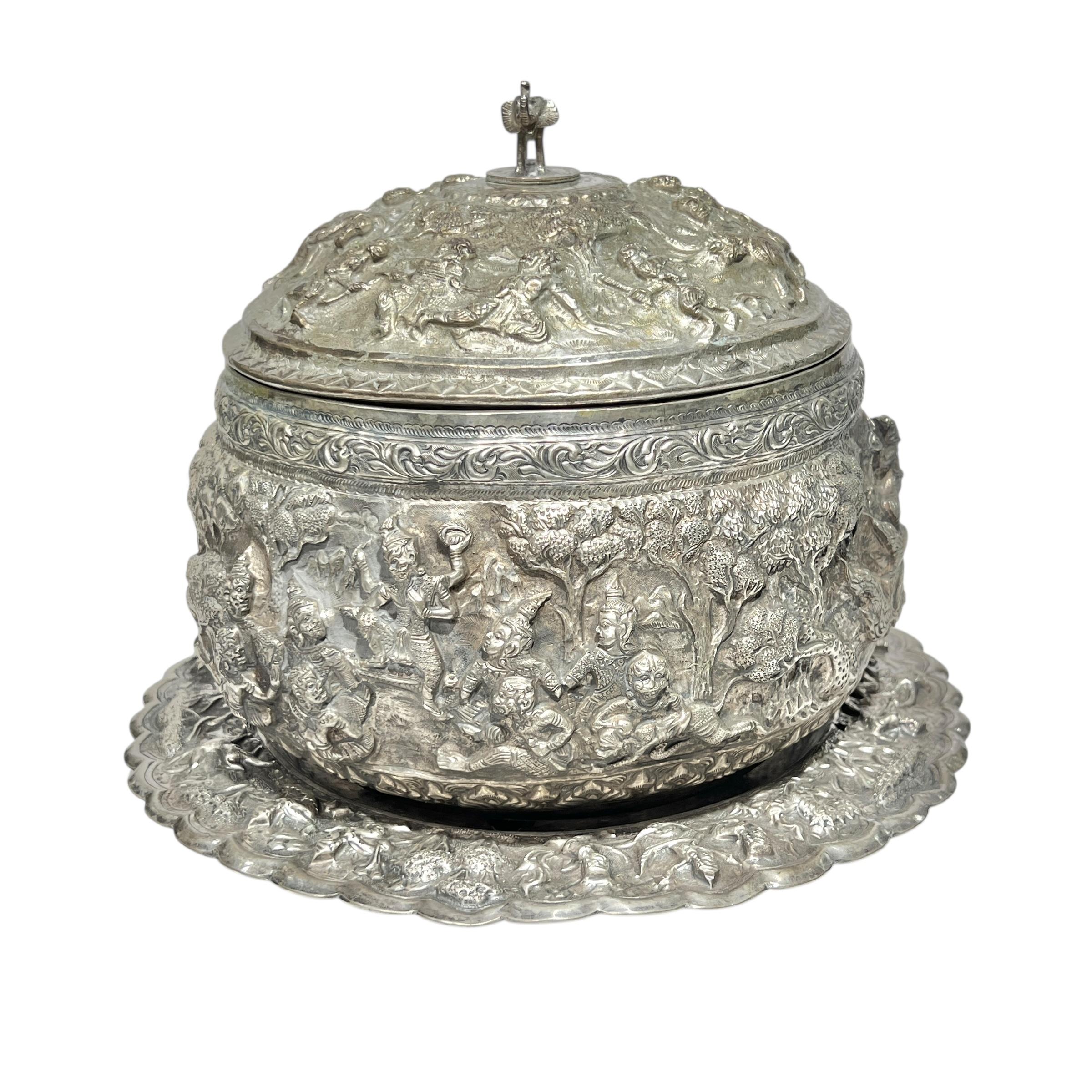 Sbalzo Ciotola e sottopiatto in argento Repousse di Giorgio VI in vendita