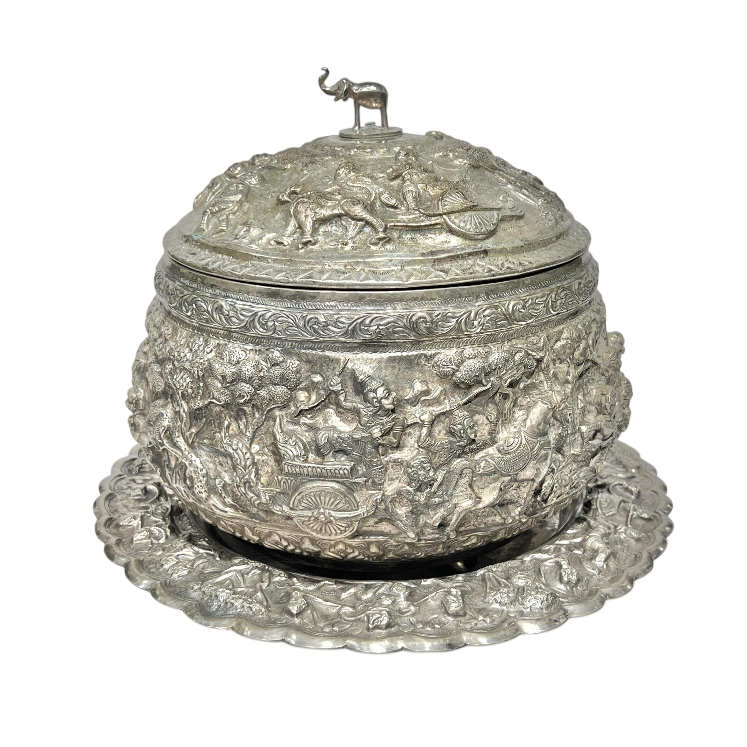 Ciotola e sottopiatto in argento Repousse di Giorgio VI In condizioni buone in vendita a New York, NY