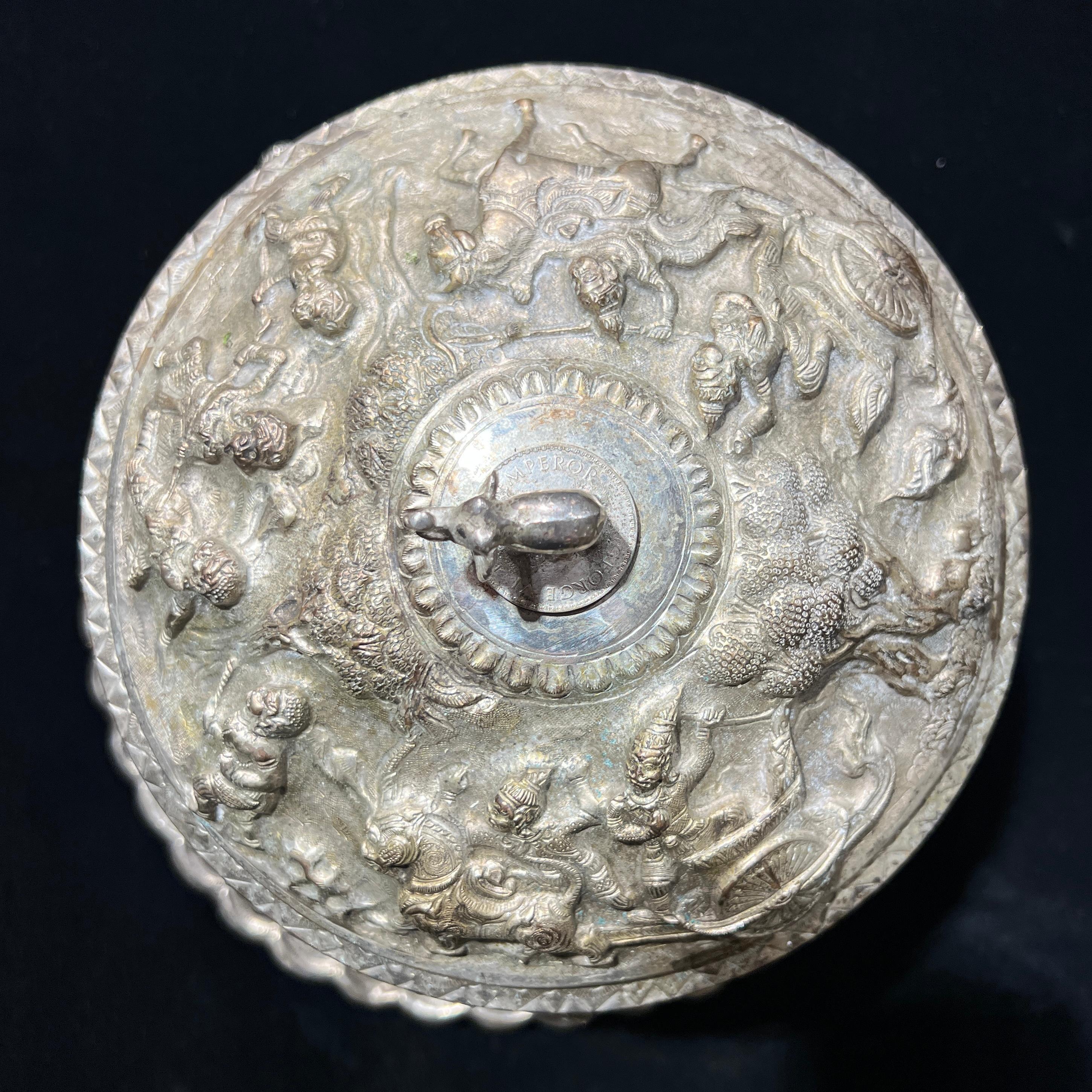 Argento Ciotola e sottopiatto in argento Repousse di Giorgio VI in vendita