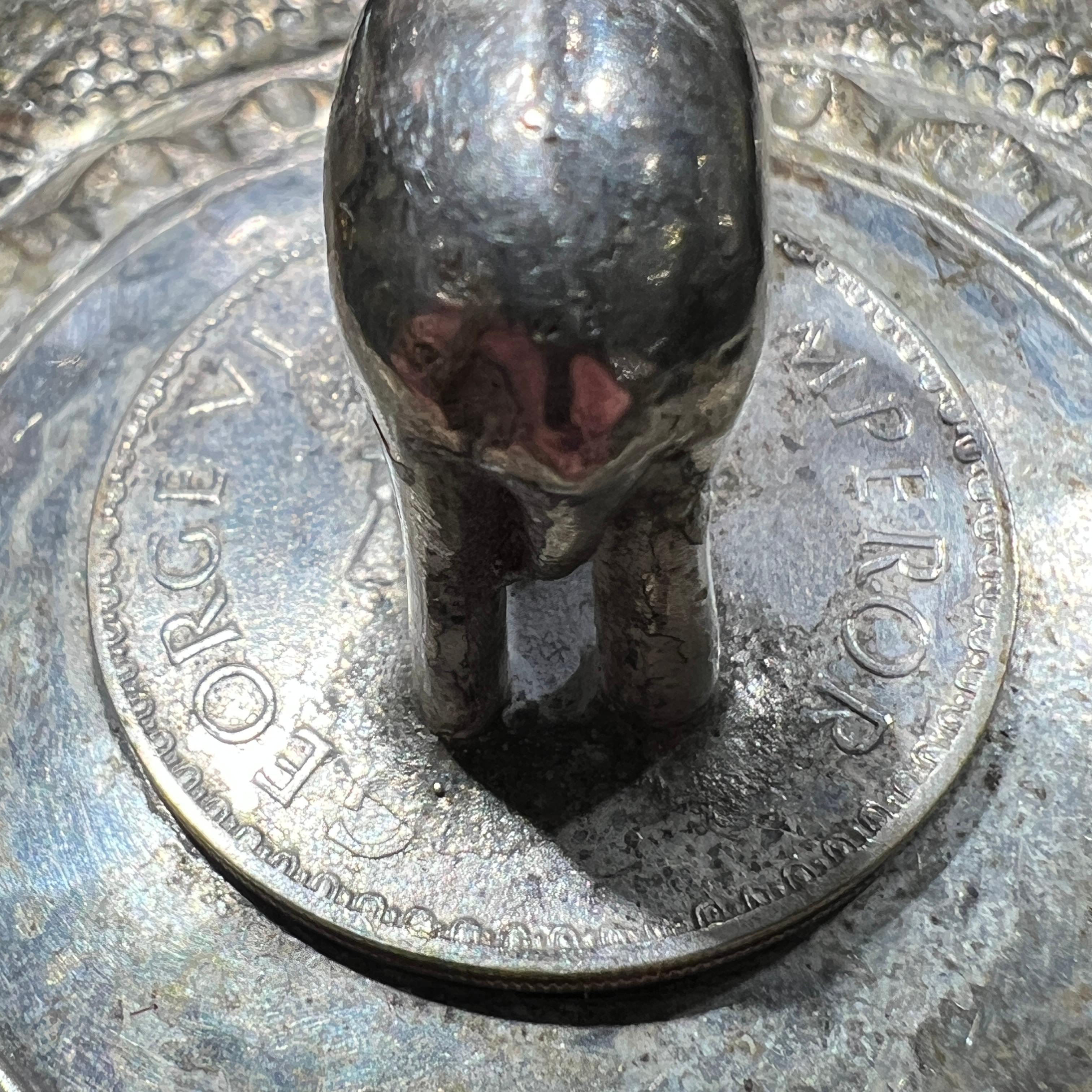 Ciotola e sottopiatto in argento Repousse di Giorgio VI in vendita 1