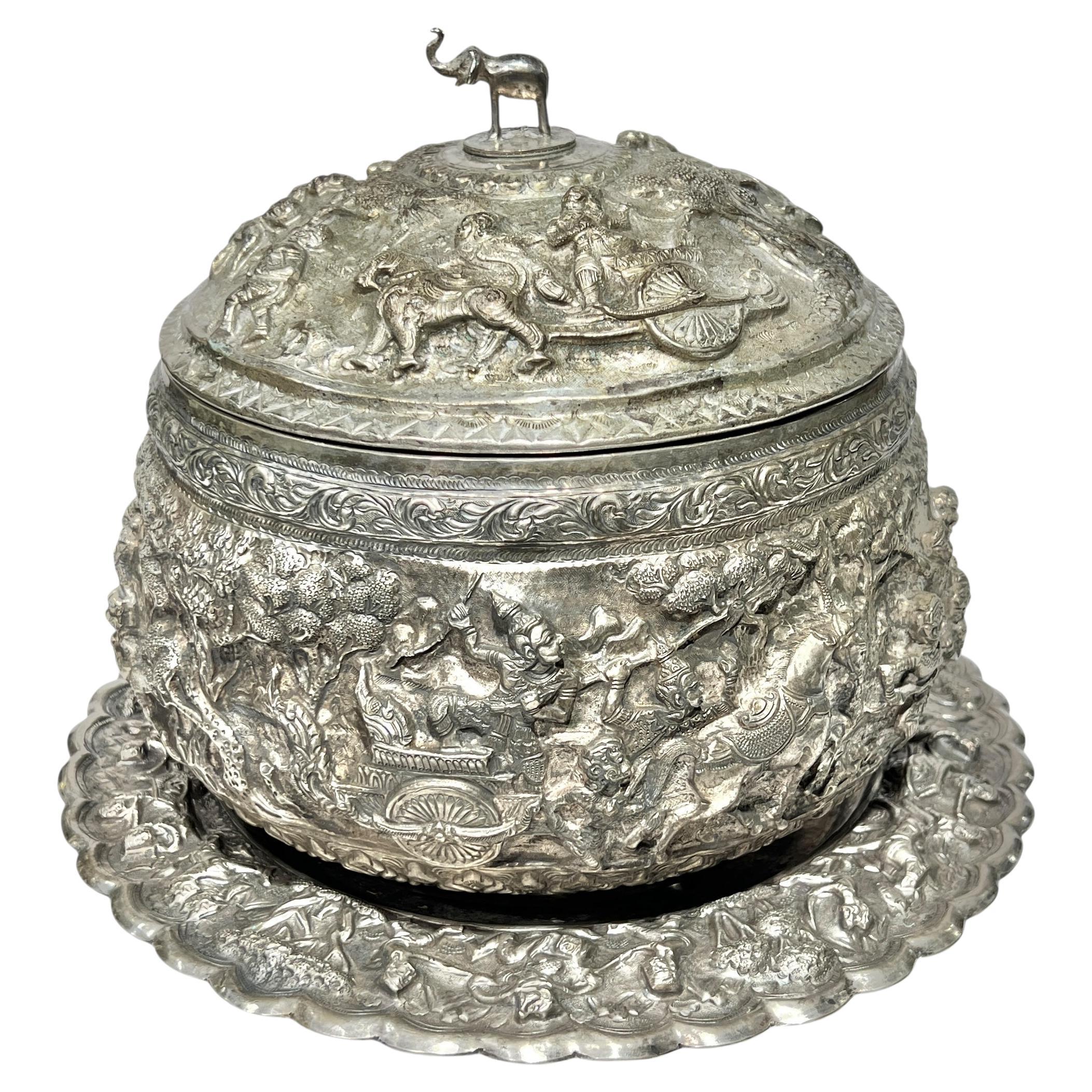 Ciotola e sottopiatto in argento Repousse di Giorgio VI in vendita