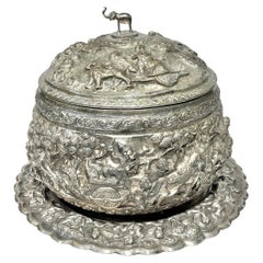 Période George VI Bol de centre de table et sous-plat en argent repoussé de Birmanie