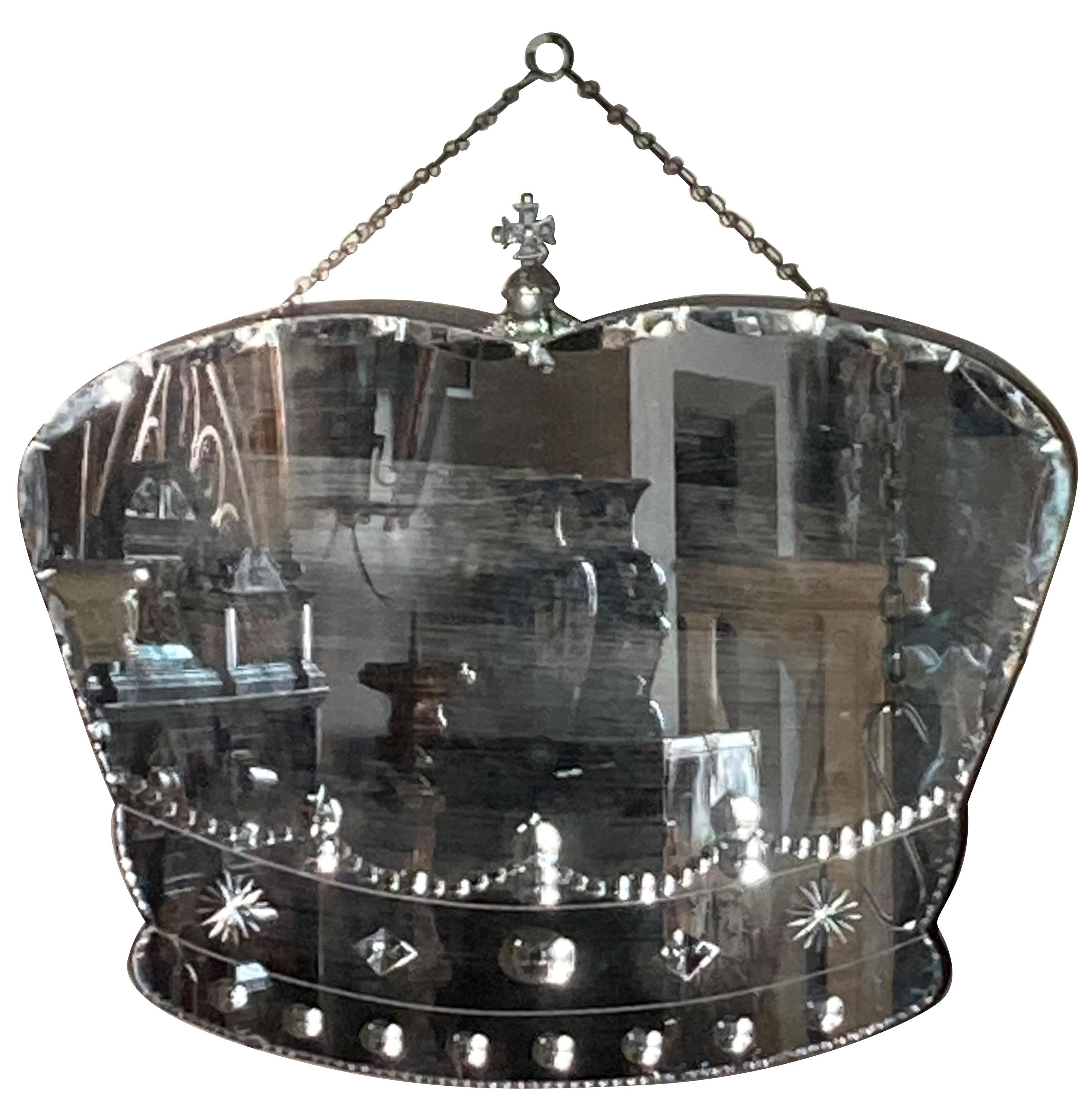 Un verre miroir taillé commémoratif de George VI et de la Reine Elizabeth en forme de couronne avec dos en bois et orbe argenté, étiquettes en papier au verso, W.S. Laurie's Glass Works, Wolverhampton, et étiquette spéciale pour le couronnement du