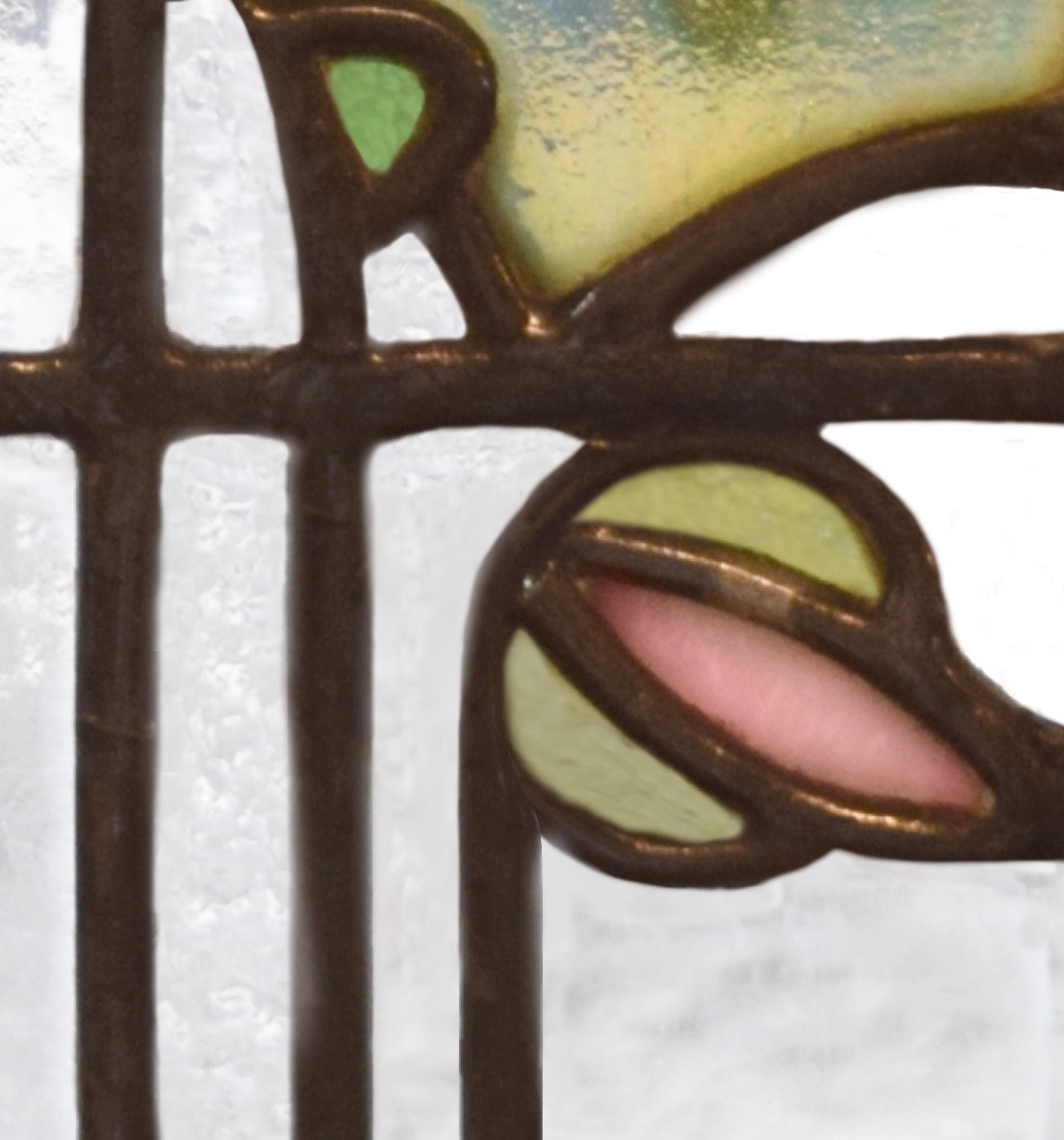 George W. Maher Prairie School Glasmalerei Bogenfenster mit Stockrose, 1906
George Washington Mayer Ein Paar Fenstertafeln in Form eines Rundbogens mit stilisiertem Stockrosenmotiv, Morse House, Glencoe, IL, 1905-1906. Holzrahmen mit Bleiverglasung.