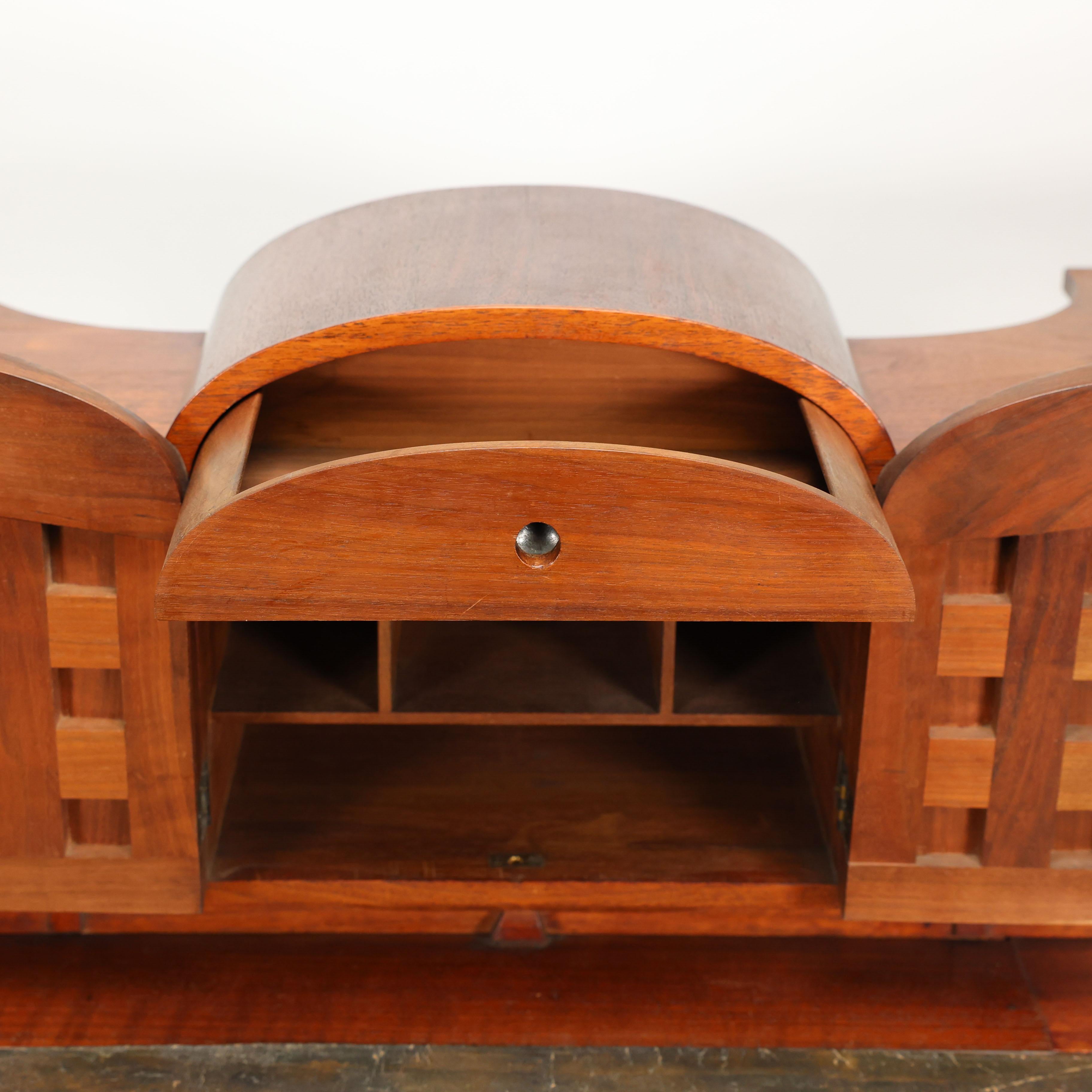 George Walton. Arts and Crafts-Schreibtisch aus Nussbaumholz mit geheimen Schubladen und Herzschnitzereien im Angebot 3