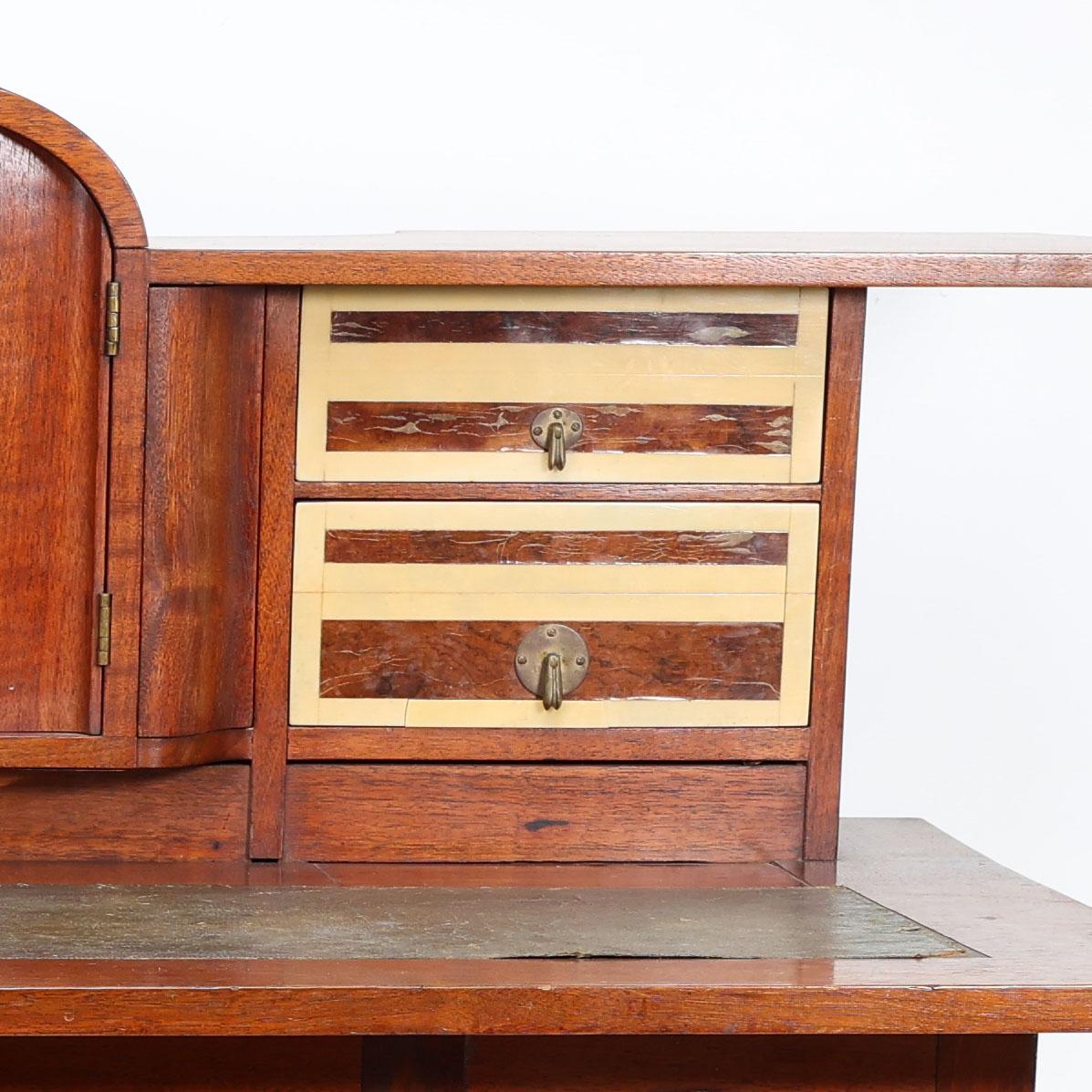 George Walton. Arts and Crafts-Schreibtisch aus Nussbaumholz mit geheimen Schubladen und Herzschnitzereien im Angebot 4