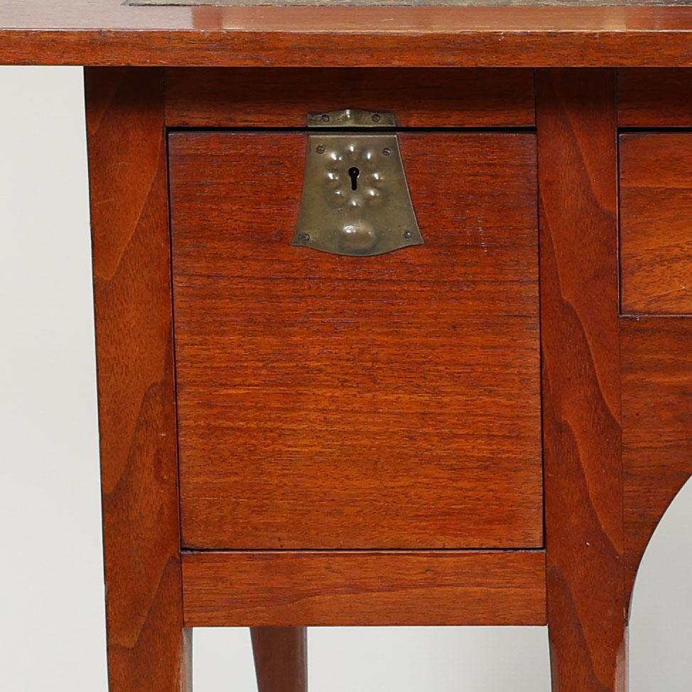 George Walton. Arts and Crafts-Schreibtisch aus Nussbaumholz mit geheimen Schubladen und Herzschnitzereien im Angebot 5