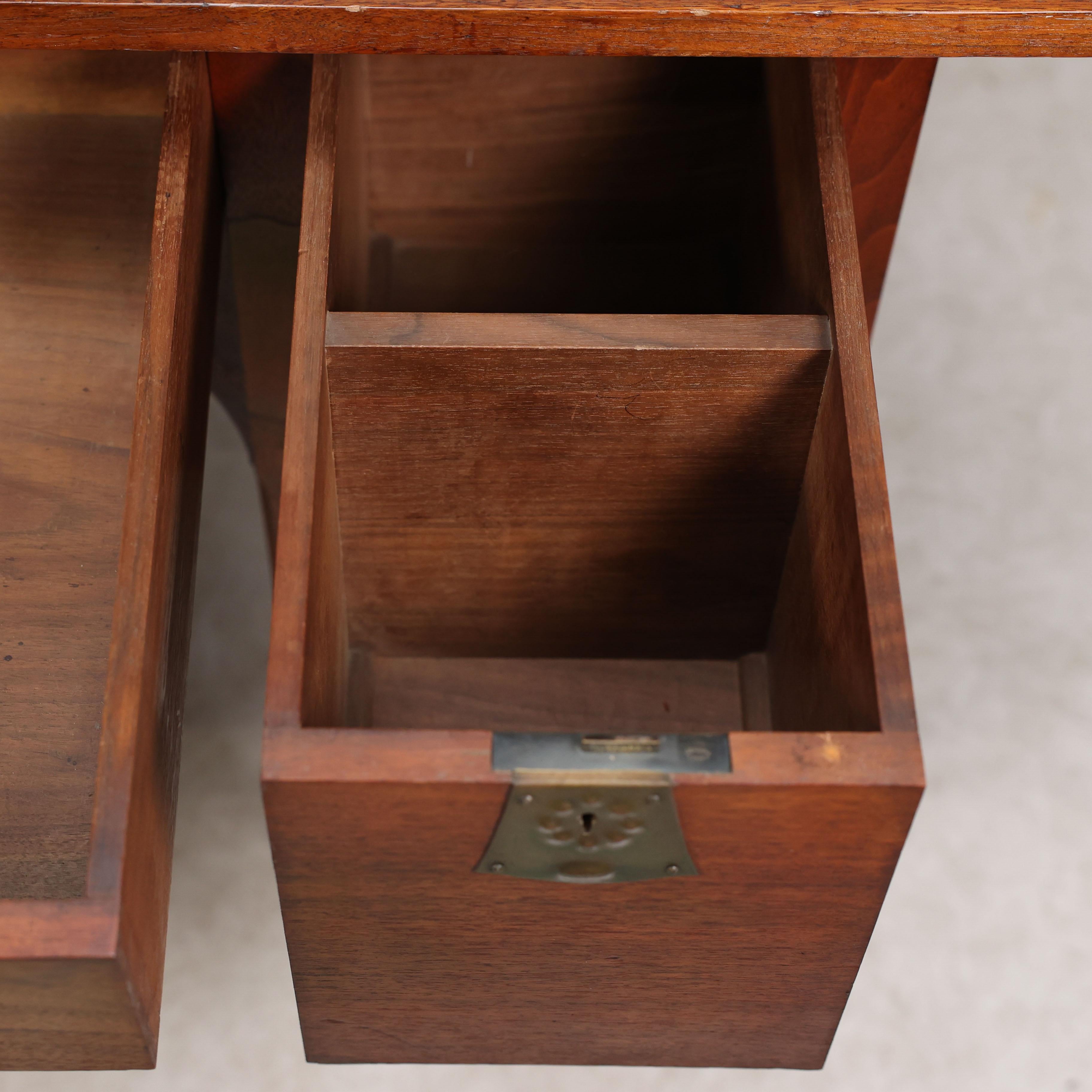George Walton. Arts and Crafts-Schreibtisch aus Nussbaumholz mit geheimen Schubladen und Herzschnitzereien im Angebot 9