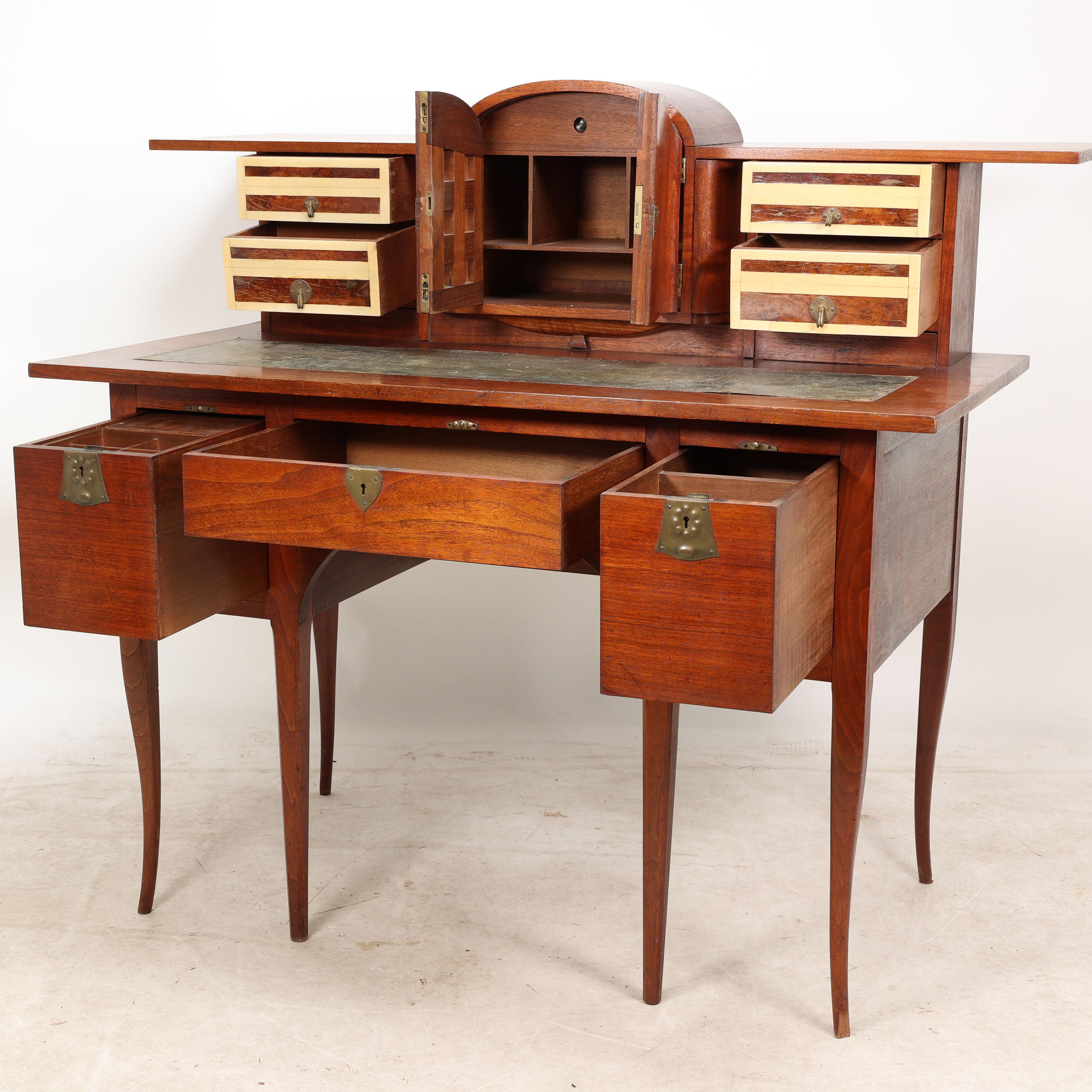 George Walton. Arts and Crafts-Schreibtisch aus Nussbaumholz mit geheimen Schubladen und Herzschnitzereien (Englisch) im Angebot