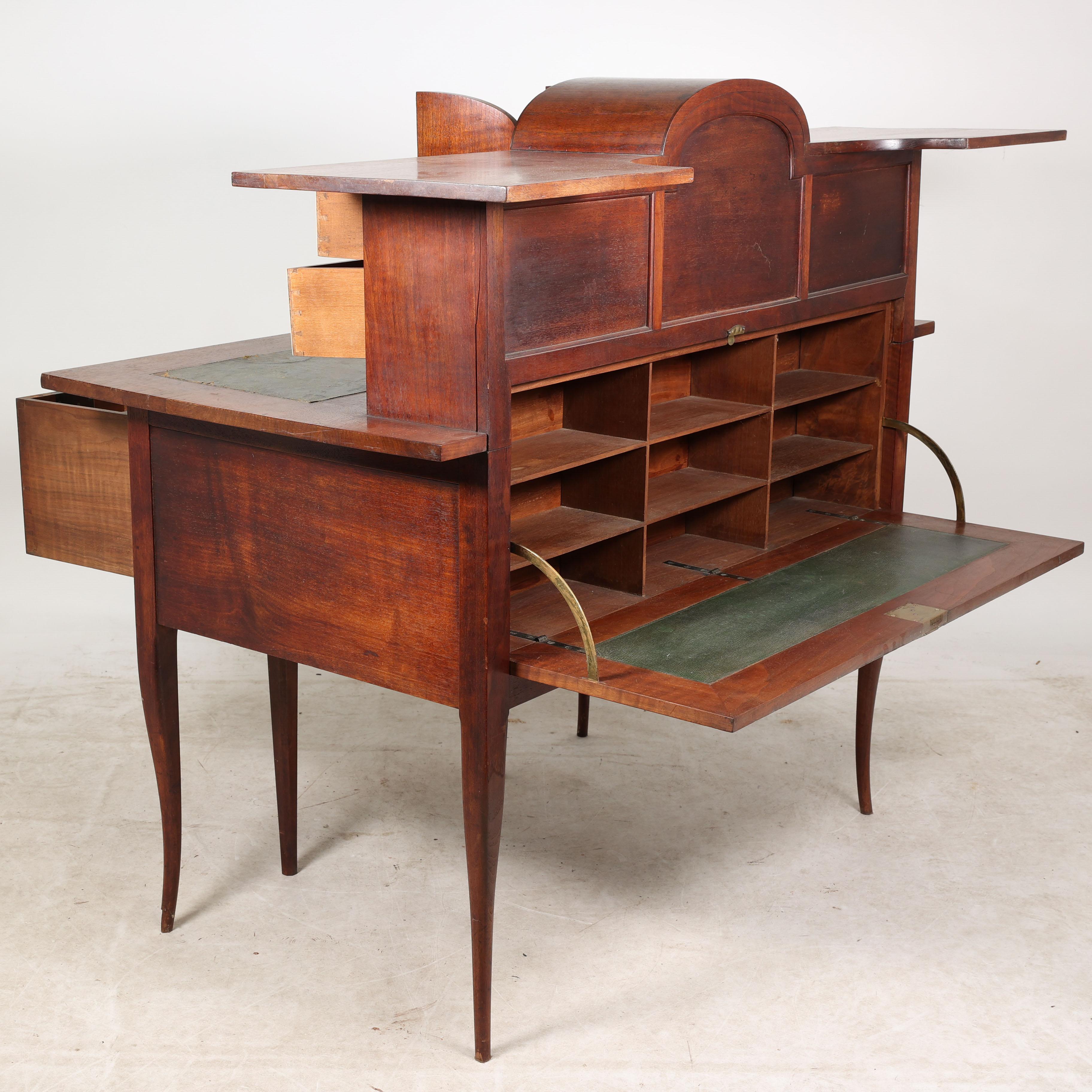 George Walton. Arts and Crafts-Schreibtisch aus Nussbaumholz mit geheimen Schubladen und Herzschnitzereien (Handgefertigt) im Angebot