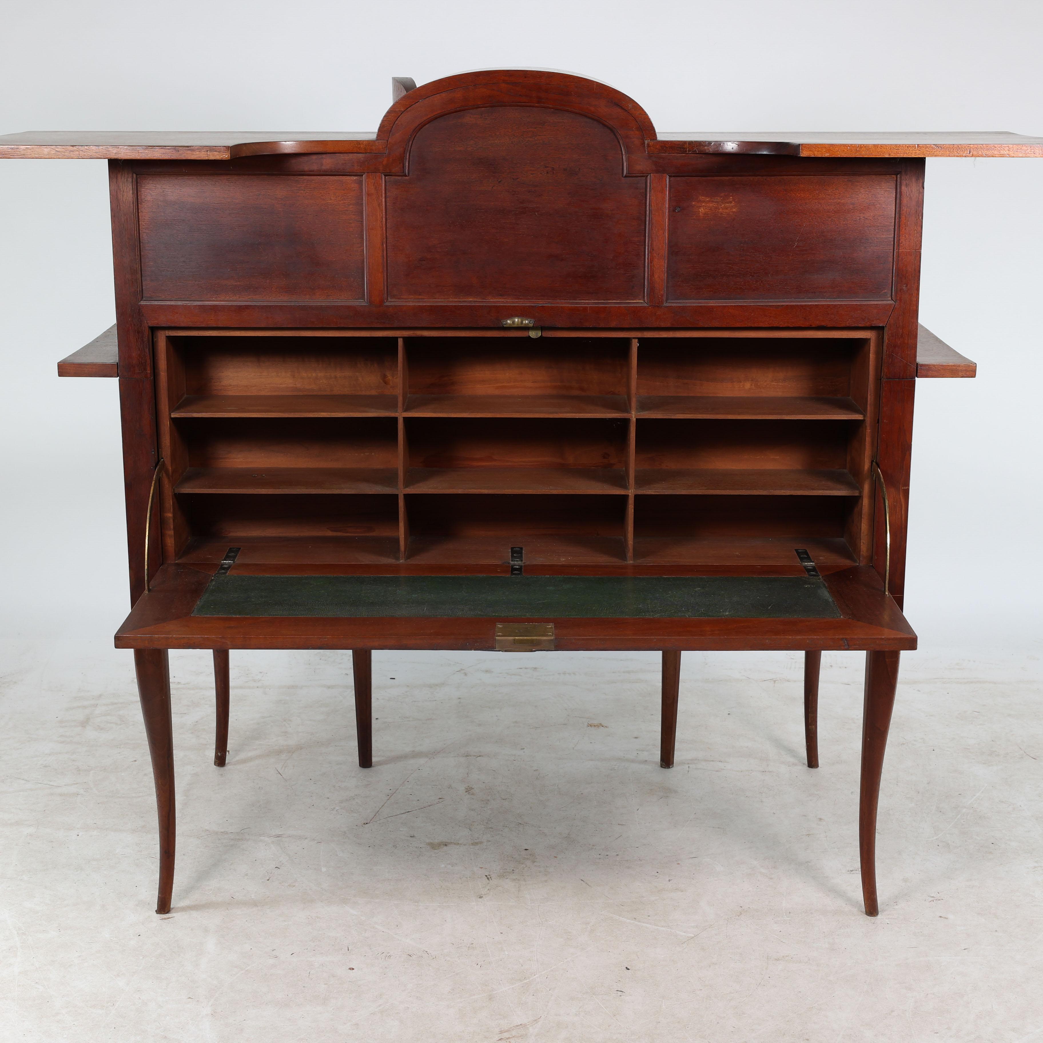 George Walton. Arts and Crafts-Schreibtisch aus Nussbaumholz mit geheimen Schubladen und Herzschnitzereien (19. Jahrhundert) im Angebot