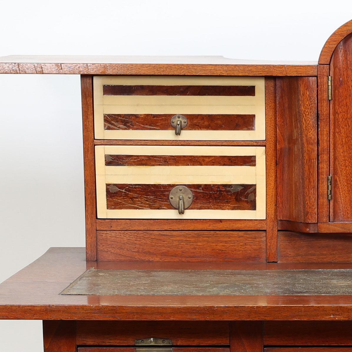 George Walton. Arts and Crafts-Schreibtisch aus Nussbaumholz mit geheimen Schubladen und Herzschnitzereien im Angebot 1