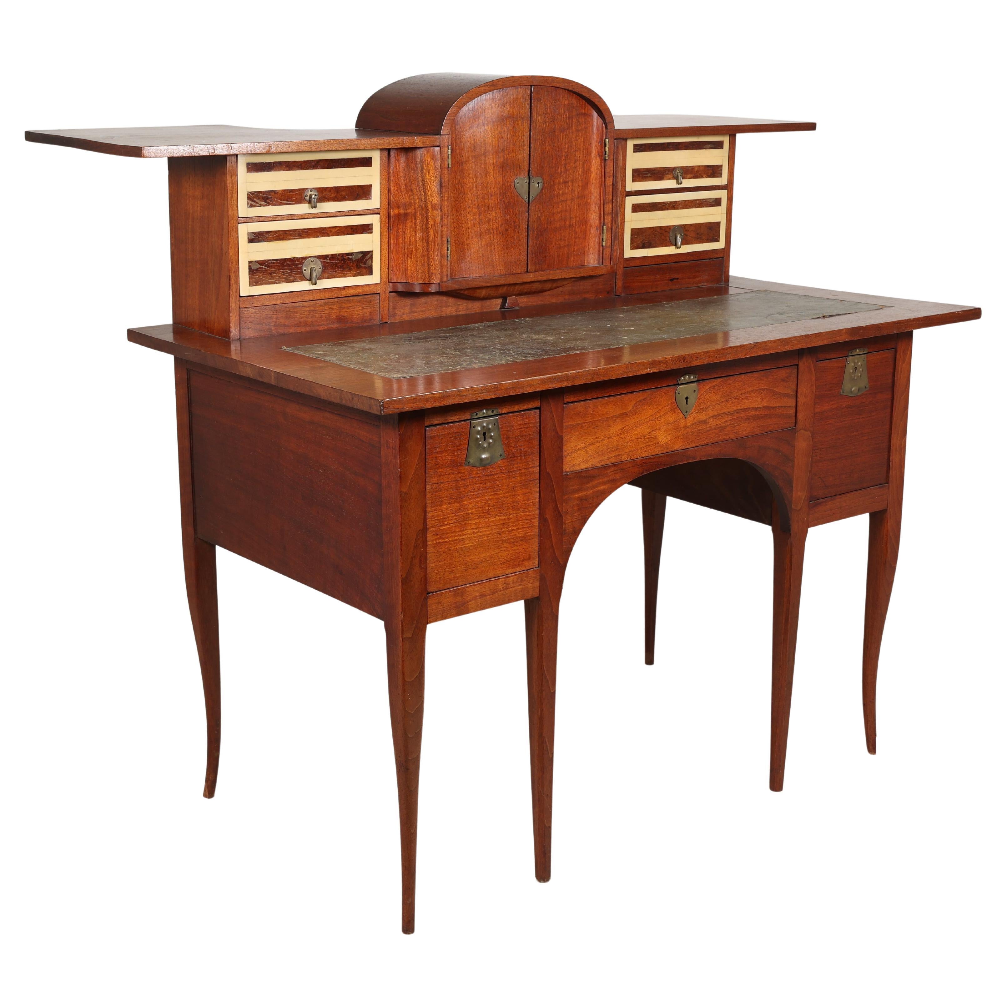 George Walton. Arts and Crafts-Schreibtisch aus Nussbaumholz mit geheimen Schubladen und Herzschnitzereien im Angebot