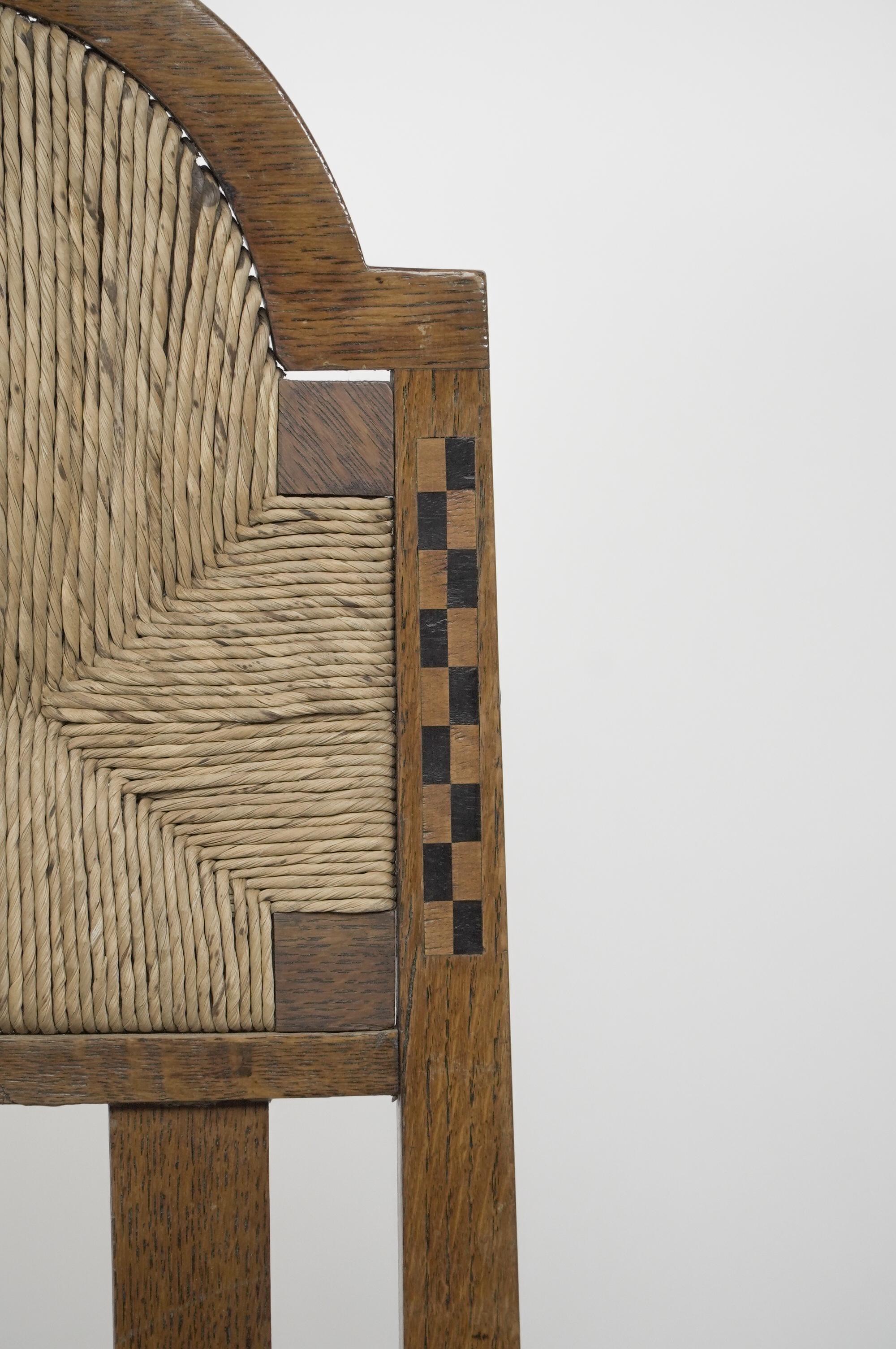 George Walton attribuito, Coppia di sedie Arts & Crafts con intarsi in scacchiera in vendita 2