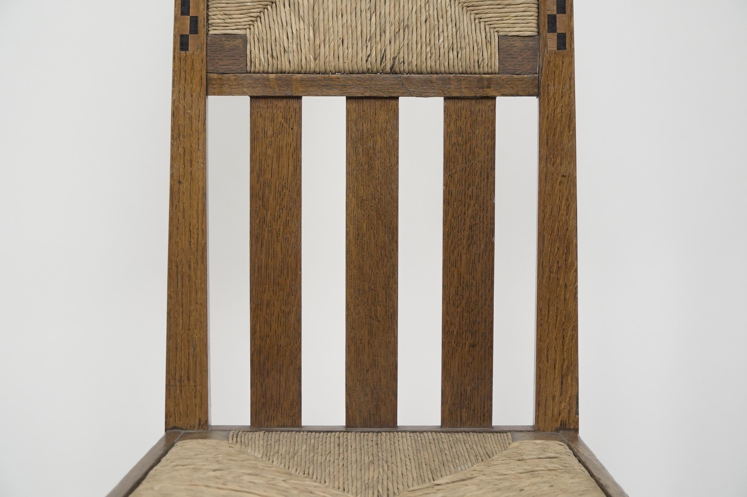 George Walton attribuito, Coppia di sedie Arts & Crafts con intarsi in scacchiera in vendita 3