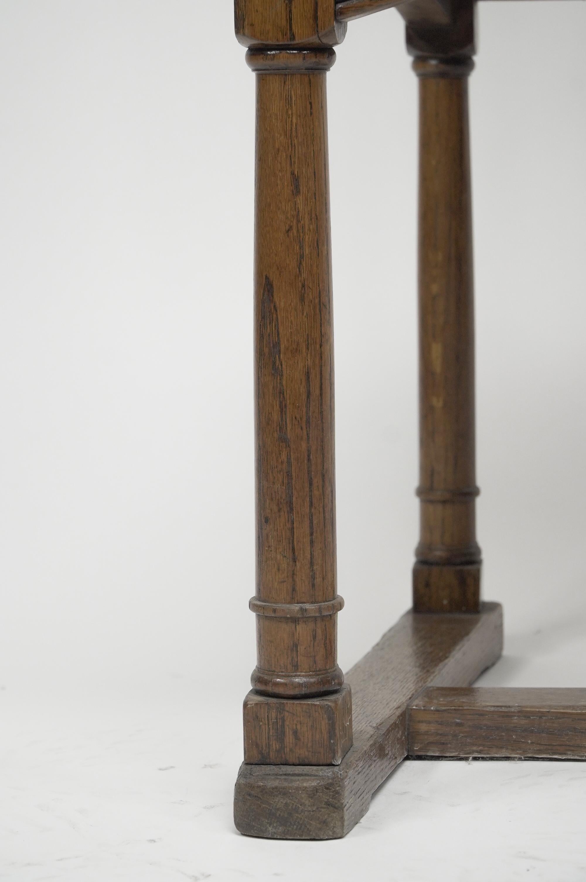 George Walton attribuito, Coppia di sedie Arts & Crafts con intarsi in scacchiera in vendita 11